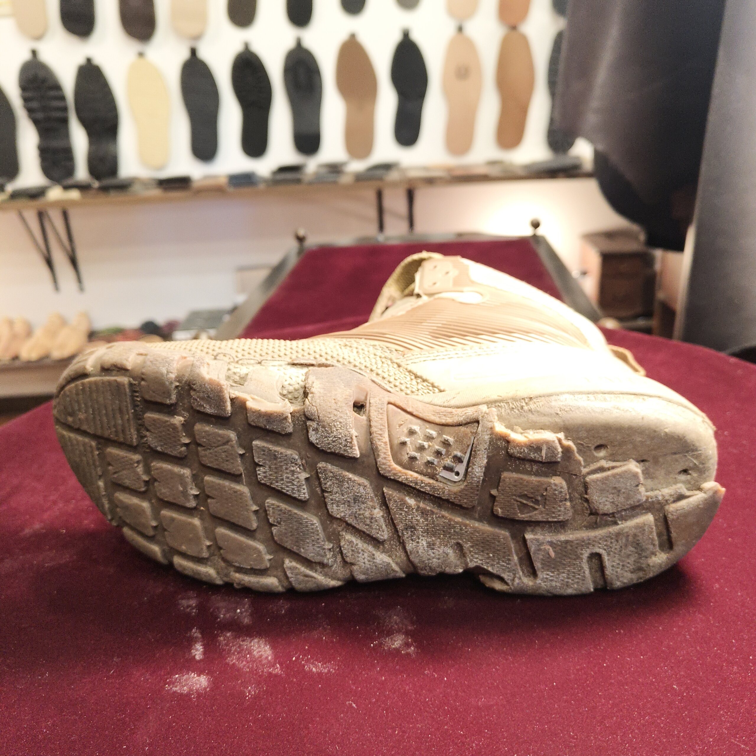 LALEDのカスタムオールソール修理前 アウトソールの摩耗と劣化した状態