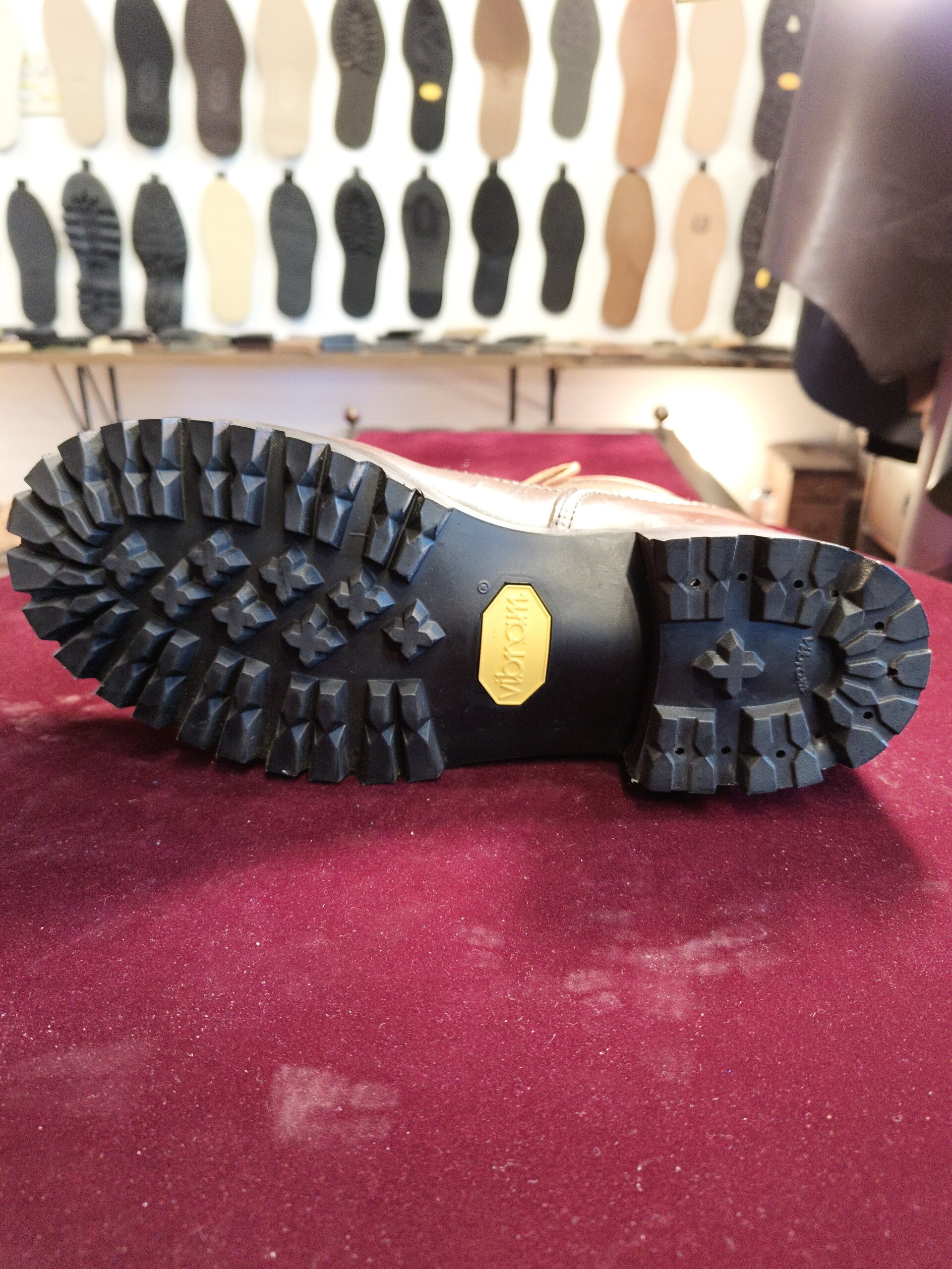 LONE WOLF BOOTSのブーツ リウェルトオールソール修理後 ビブラムソール裏面の仕上がり