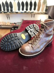 LONE WOLF BOOTSのブーツ リウェルトオールソール修理後 全体とビブラムソールの仕上がり