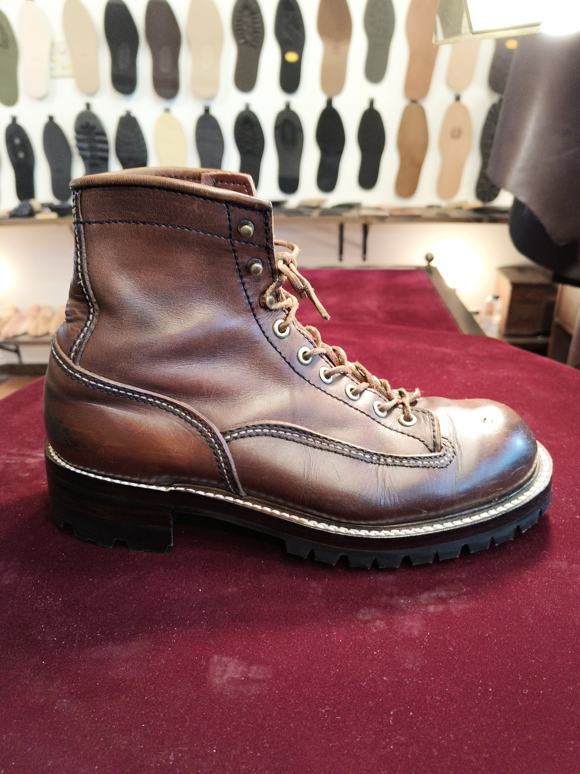 LONE WOLF BOOTSのブーツ リウェルトオールソール修理後 側面から見た全体の仕上がり