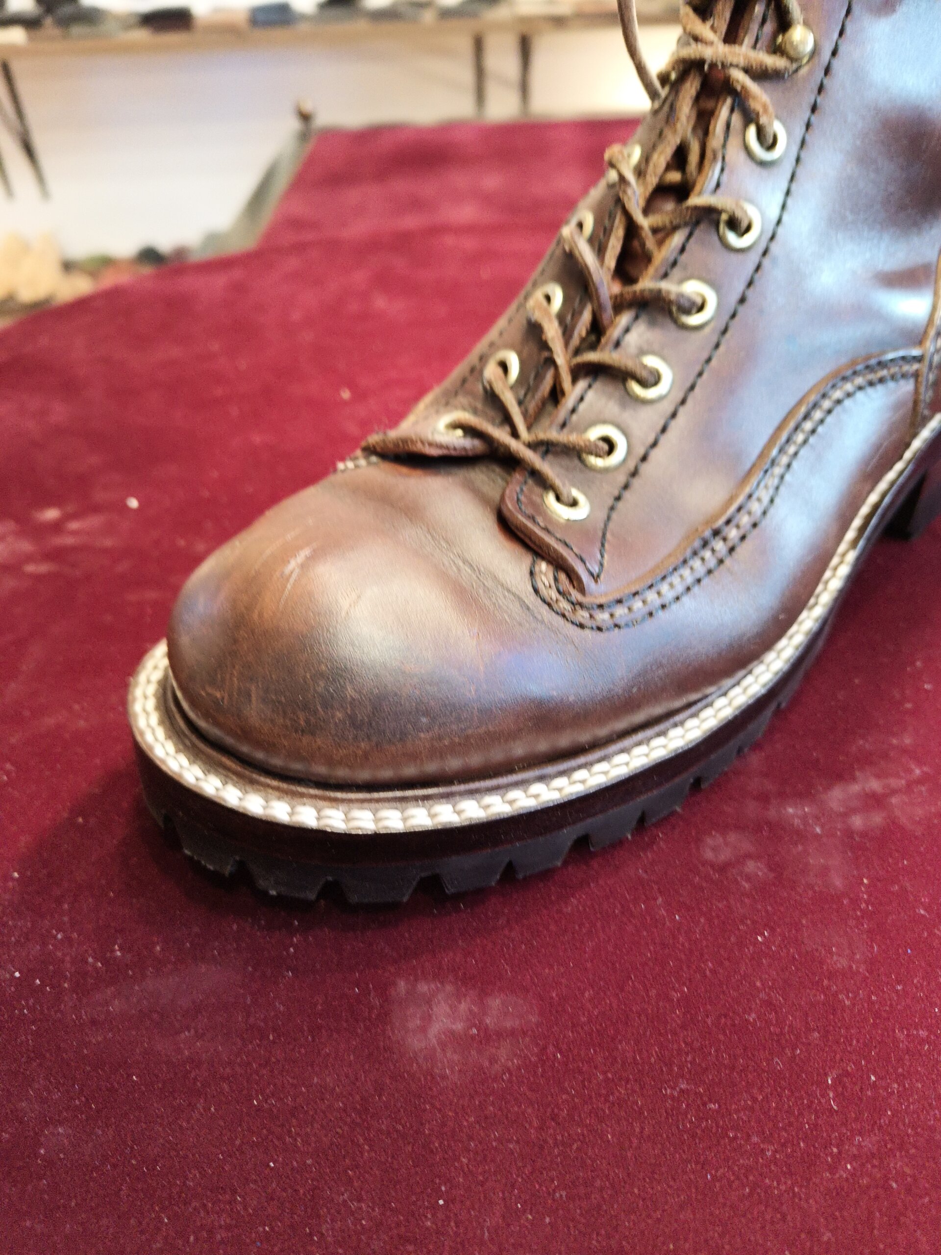 LONE WOLF BOOTSのブーツ リウェルトオールソール修理後 つま先とウェルト周りの仕上がり