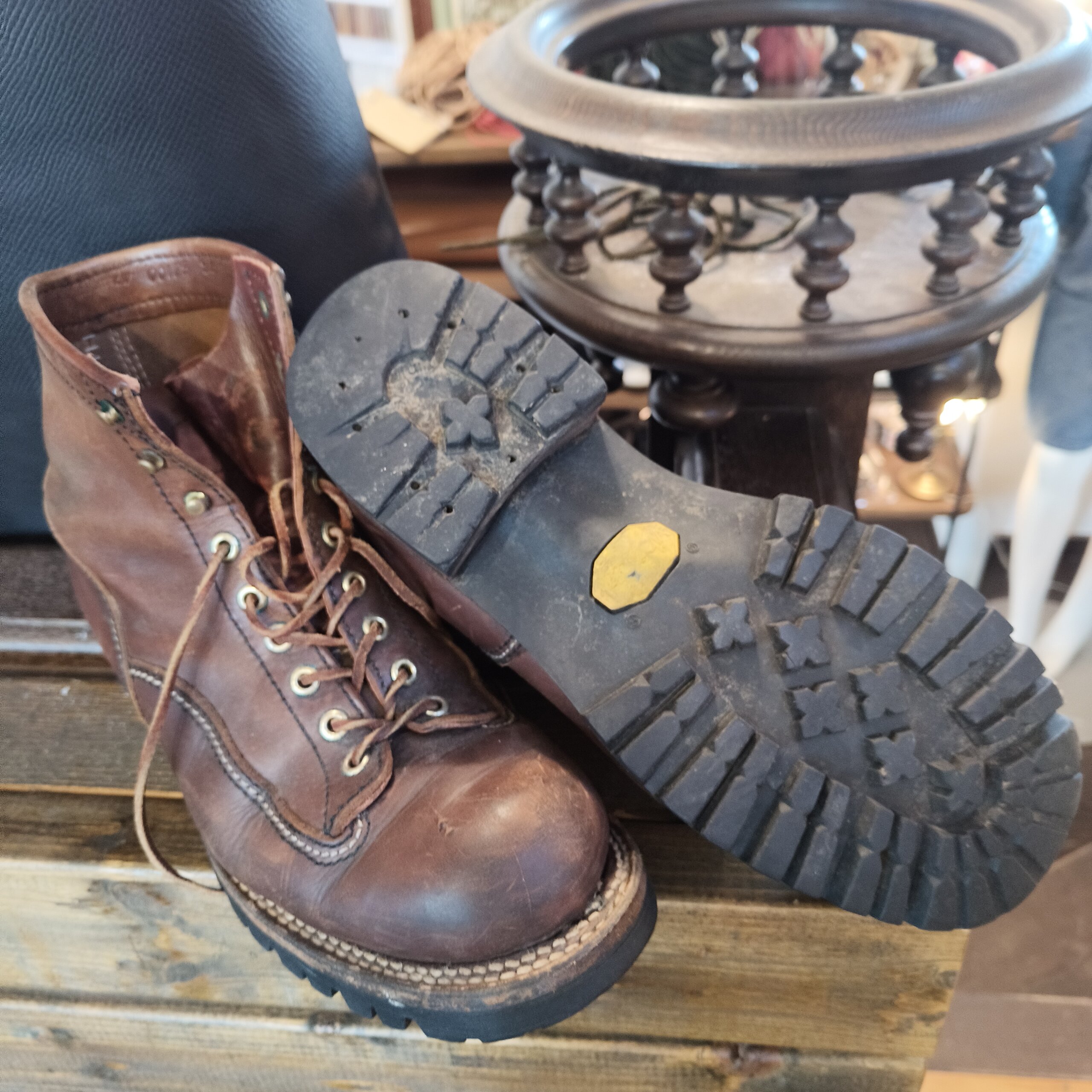 LONE WOLF BOOTSのブーツ リウェルトオールソール修理前 アウトソールと全体の状態