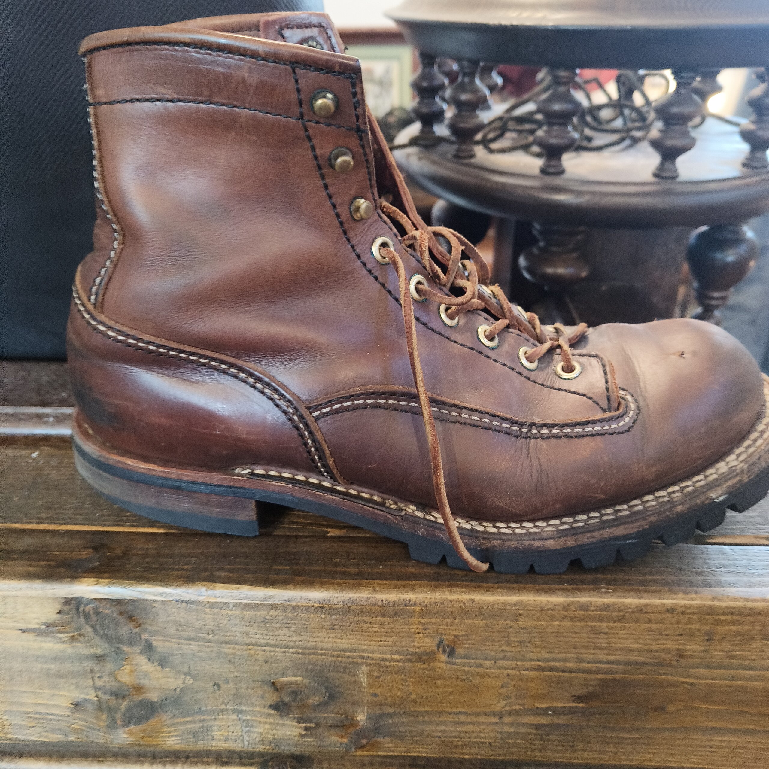 LONE WOLF BOOTSのブーツ リウェルトオールソール修理前 側面から見た全体の状態