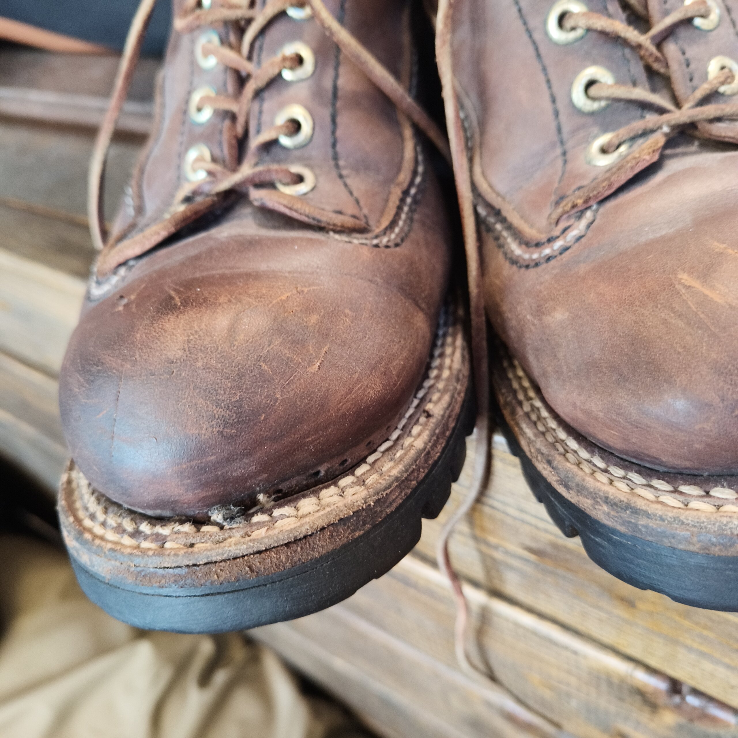LONE WOLF BOOTSのブーツ リウェルトオールソール修理前 つま先とウェルト周りの状態