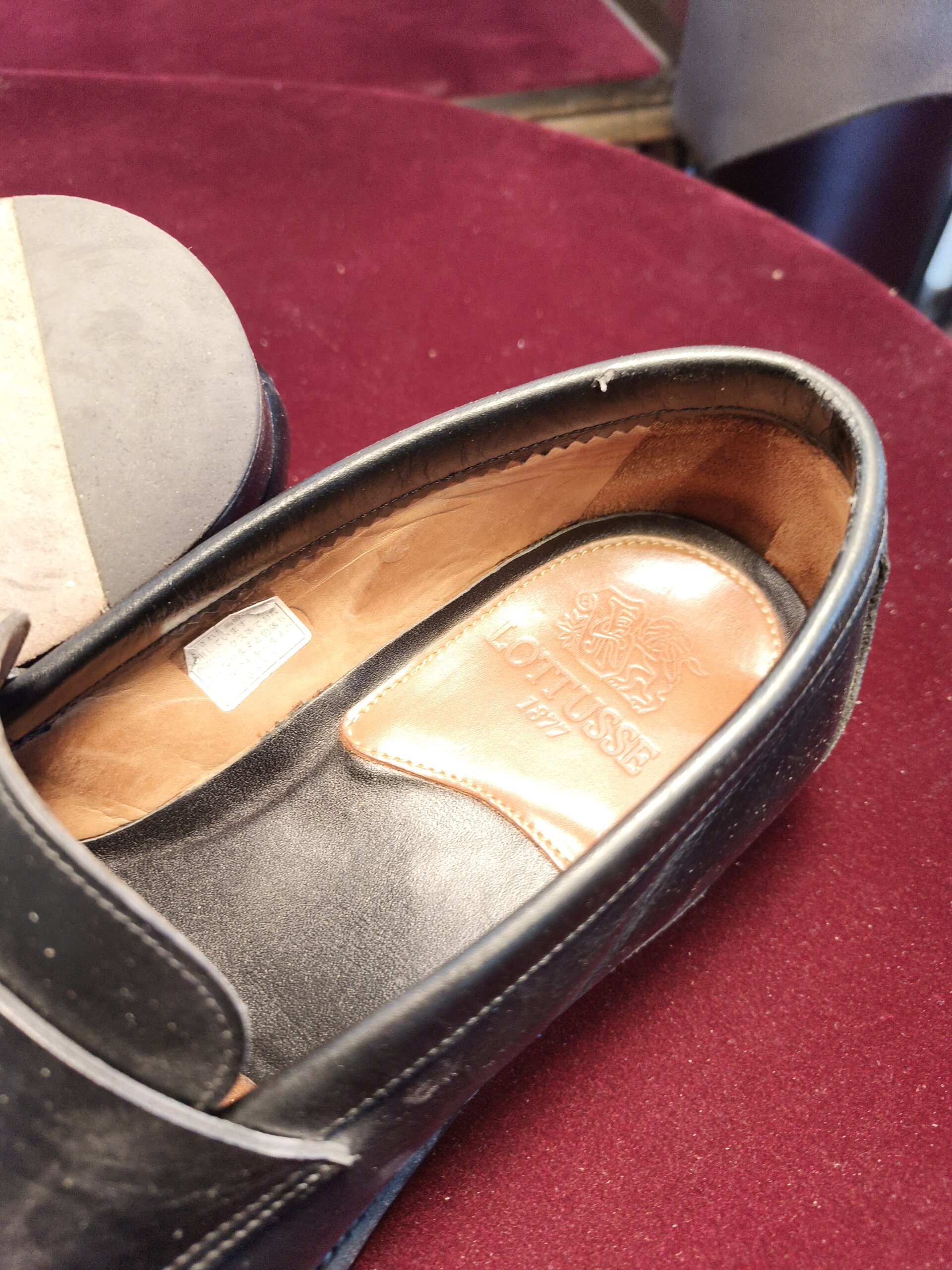LOTTUSSE（ロトゥセ）ローファー左右の完成写真・オールソール修理後（横浜 靴修理）