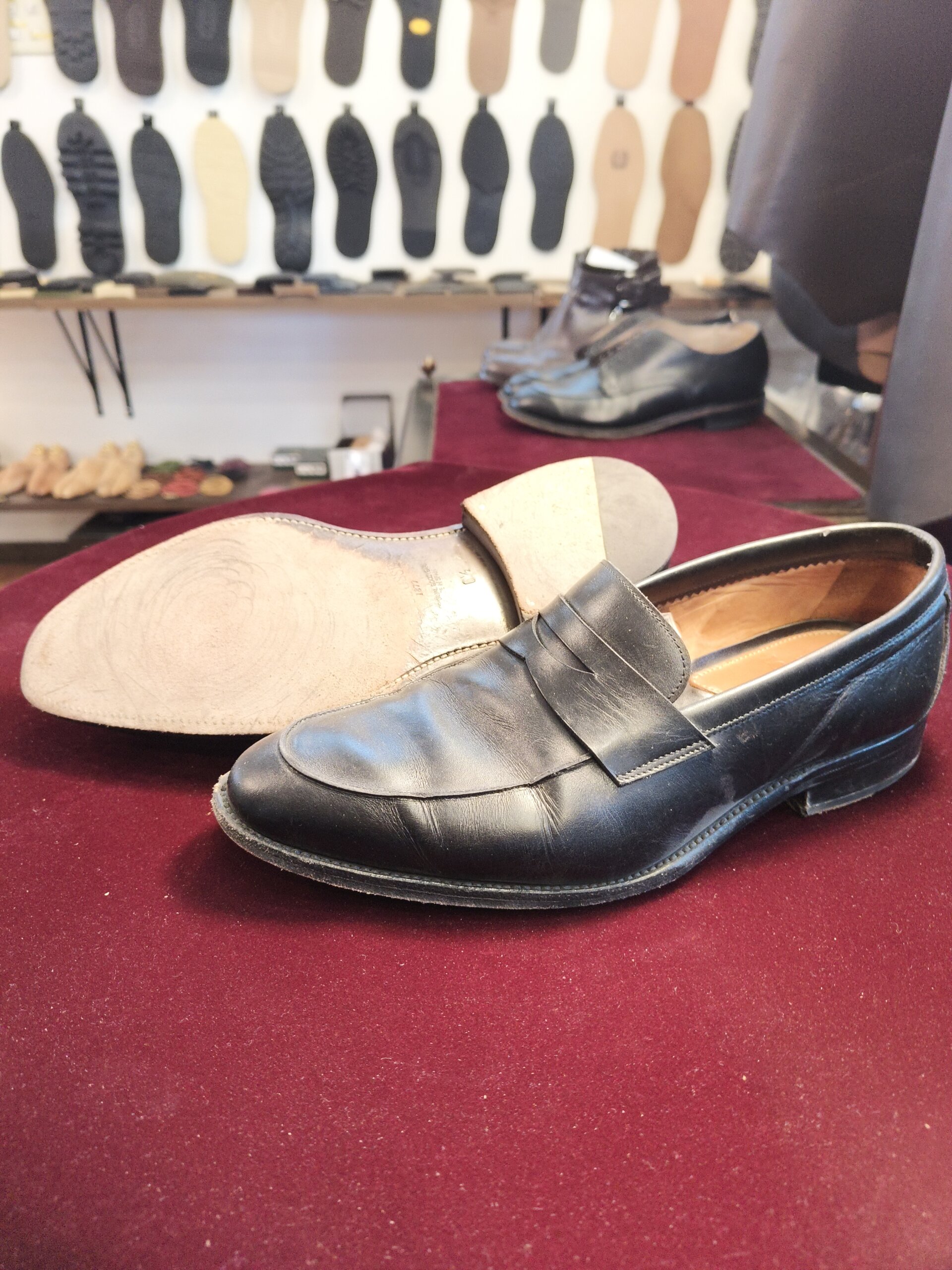 LOTTUSSE（ロトゥセ）の靴をオールソール前の状態で撮影（横浜の靴修理・郵送対応）