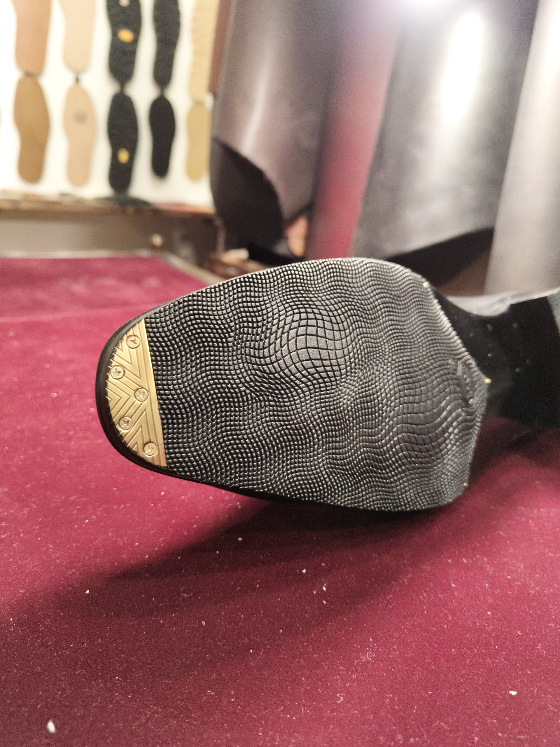 宮城興業の革靴をオールソール修理した後のつま先アップ写真 横浜の靴修理実例