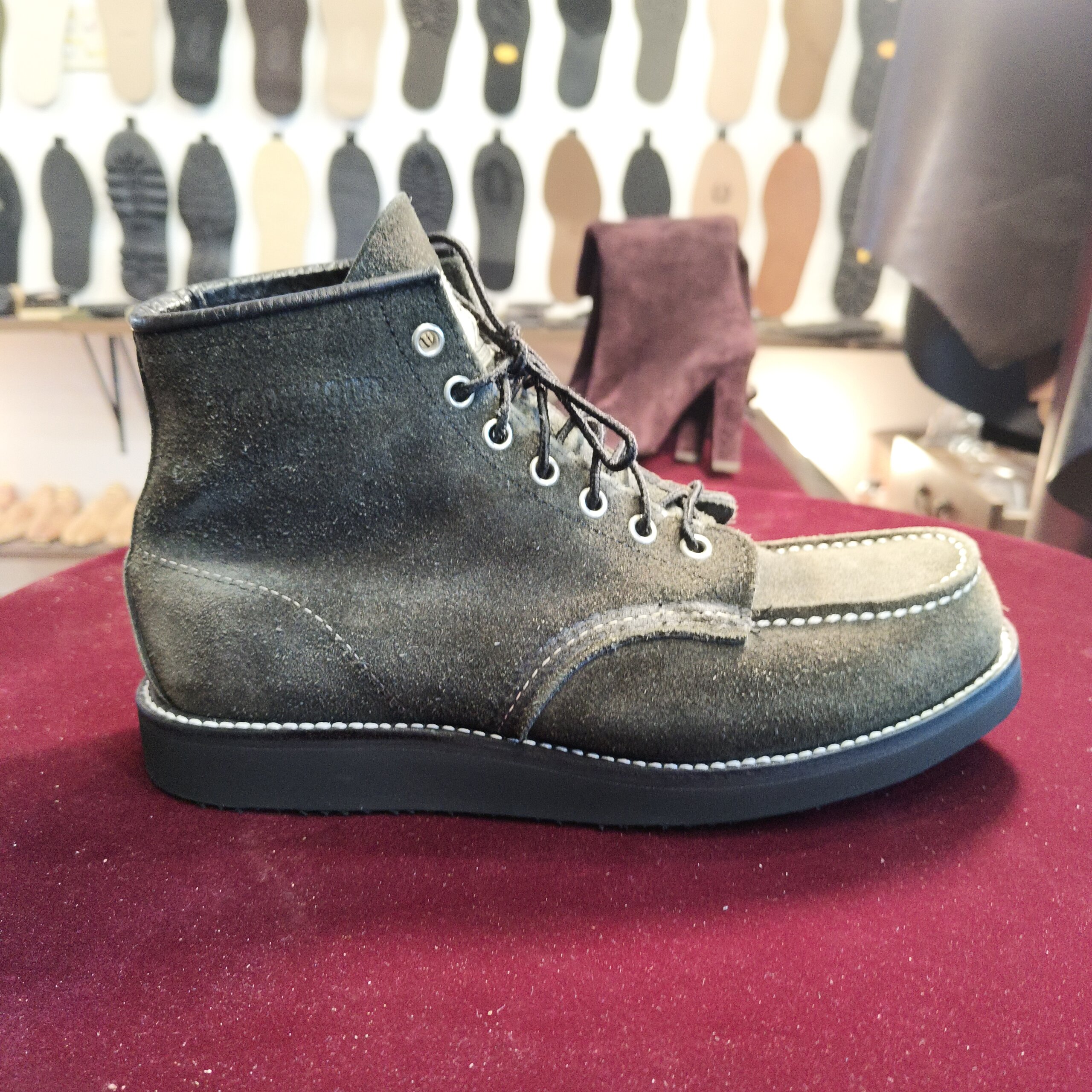 ：レッドウィング8874 オールソール修理後の側面。コバ周りまで整えた仕上げ