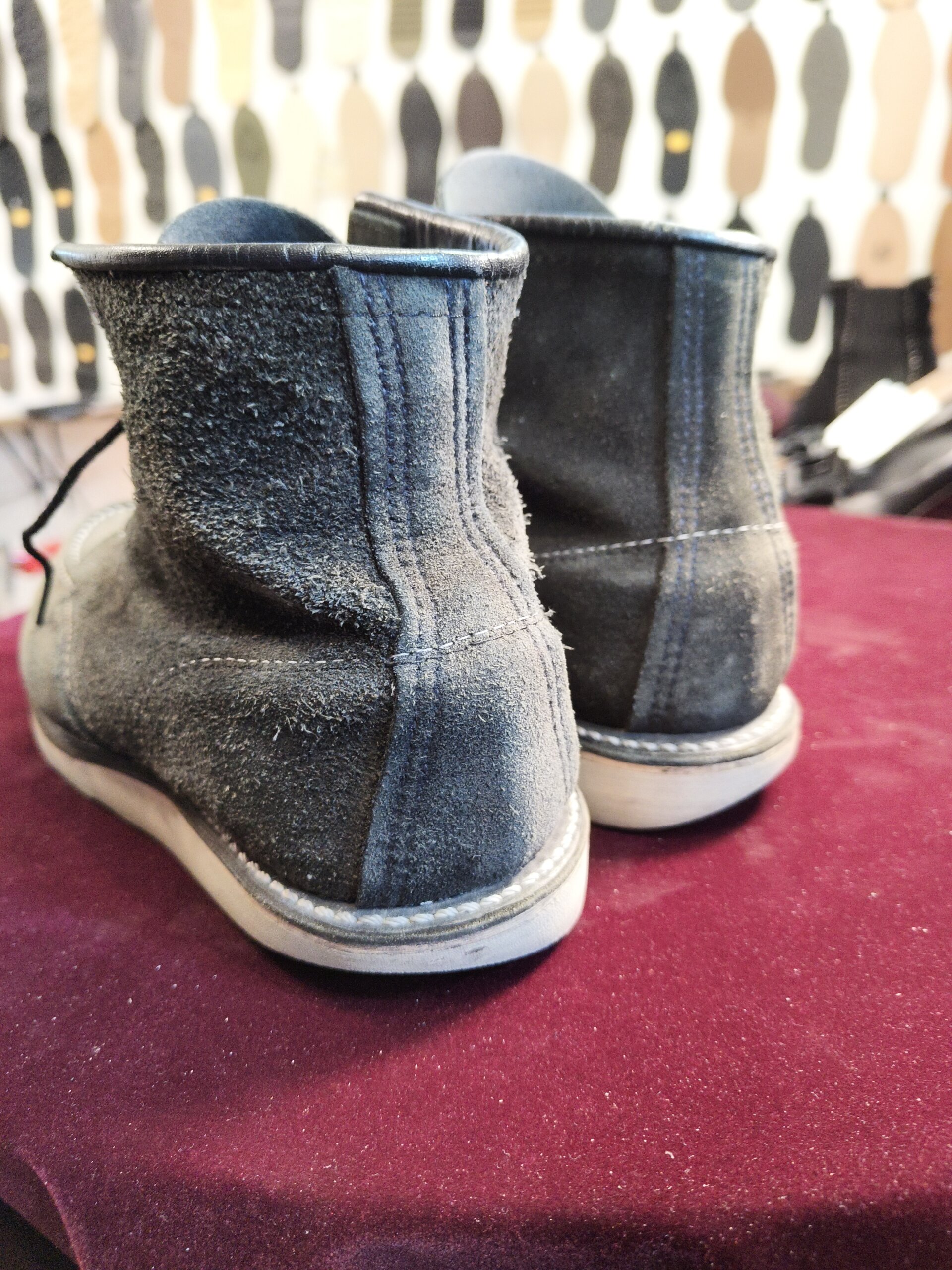 レッドウィング8874 オールソール修理前の踵まわり（スエード）｜横浜 靴修理