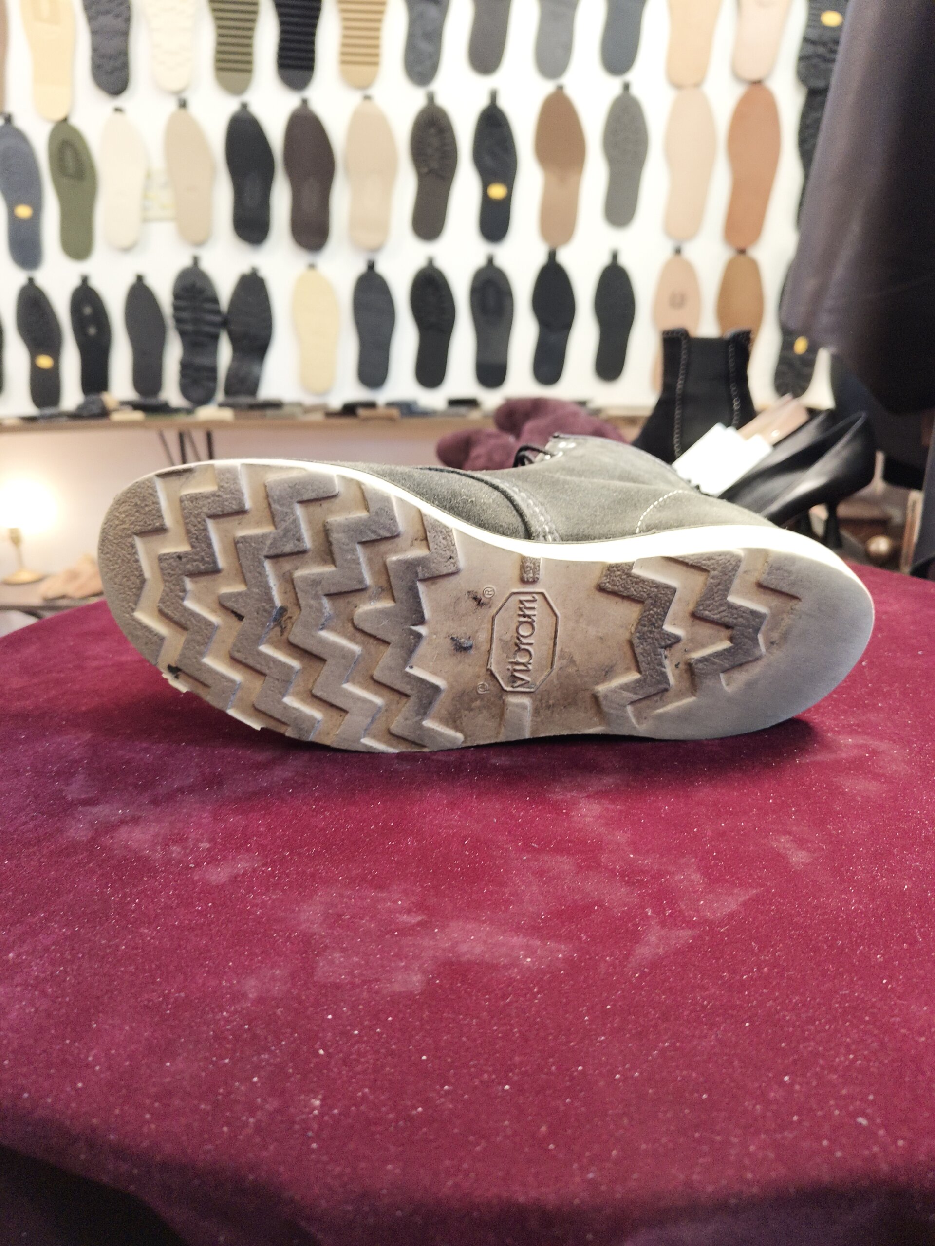 レッドウィング8874 オールソール修理前のソール裏（摩耗状態）｜横浜 靴修理