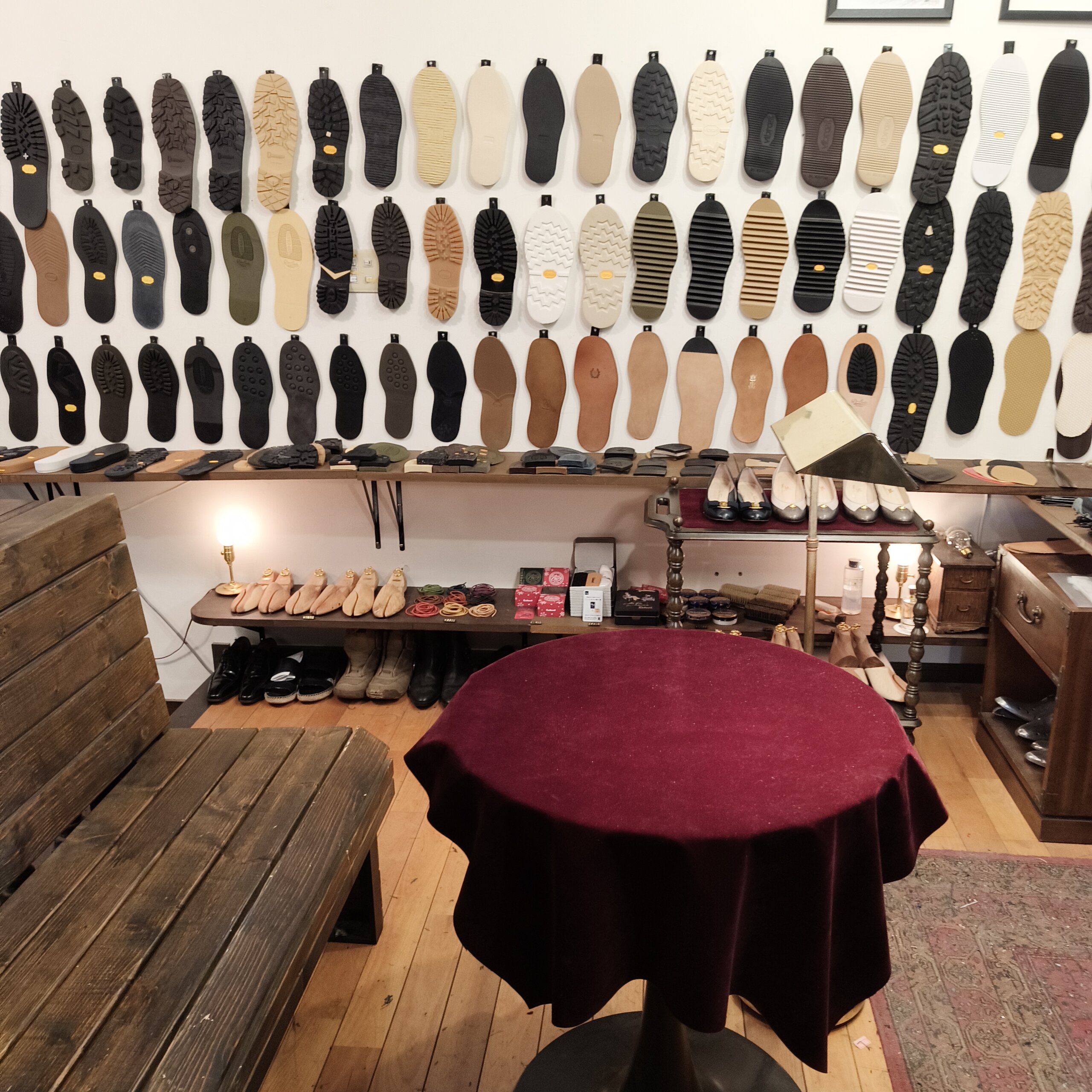 Order靴修理修平横浜店の店舗内観。診察室とサンプルソール