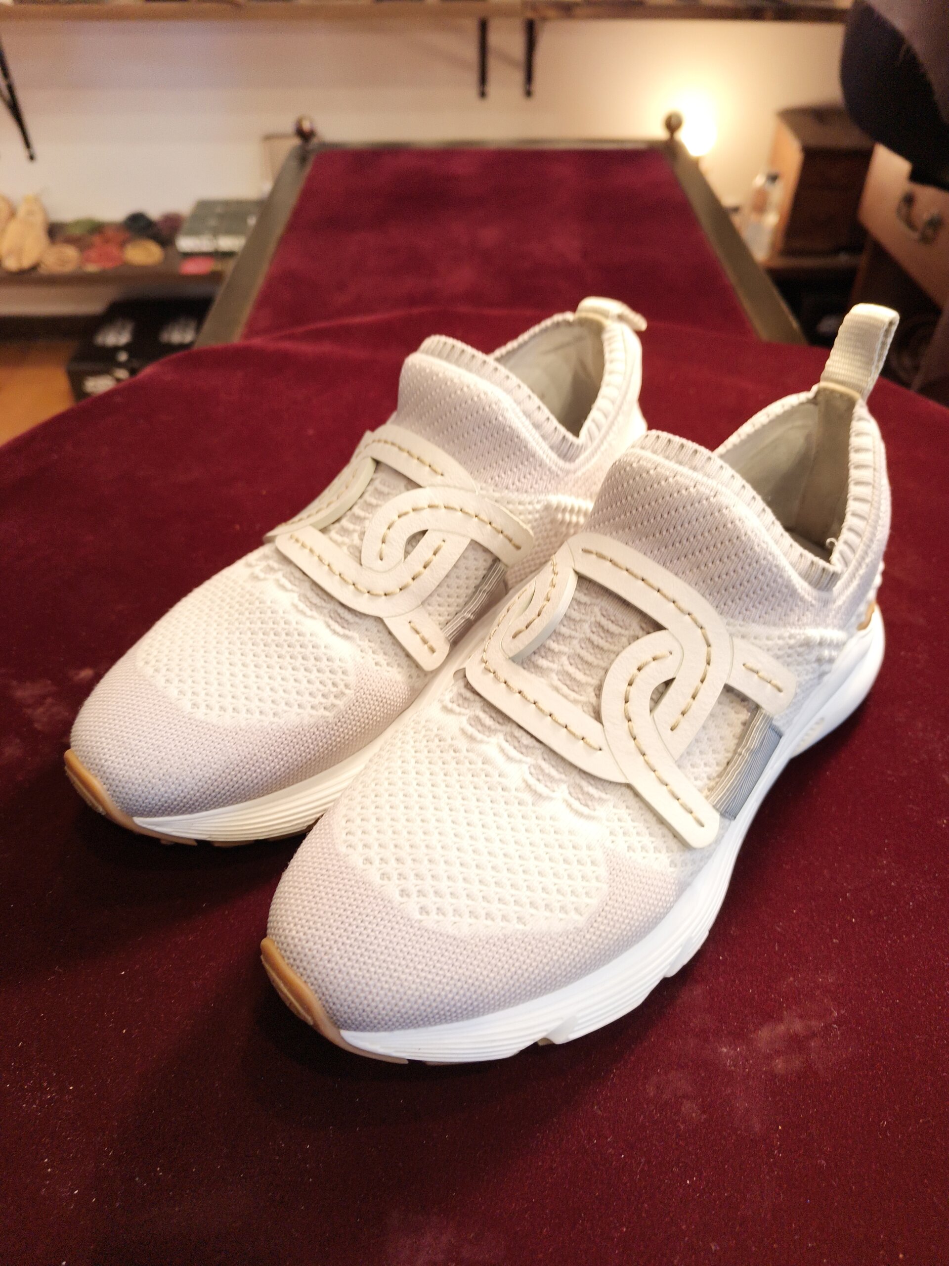 TOD’Sの白いニットスニーカー クリーニング後 斜め前から見た仕上がり