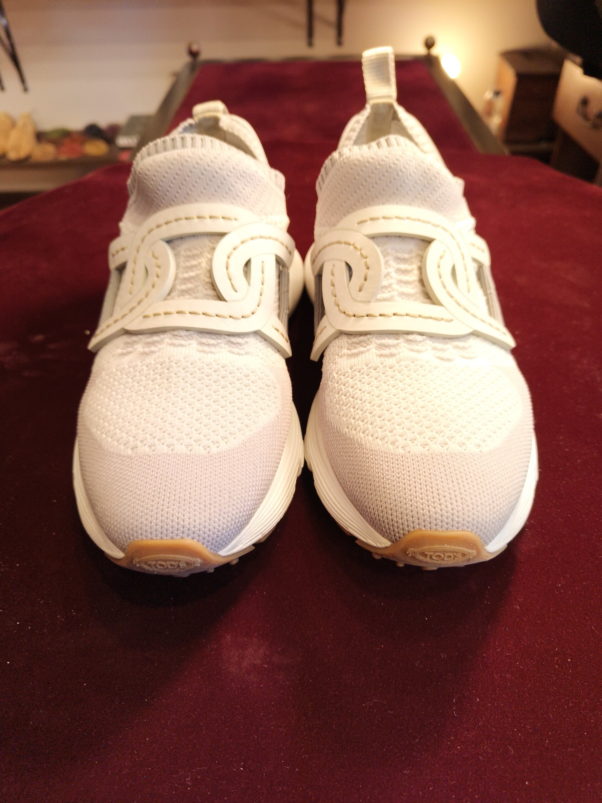 TOD’Sの白いニットスニーカー クリーニング後 正面から見た全体の仕上がり