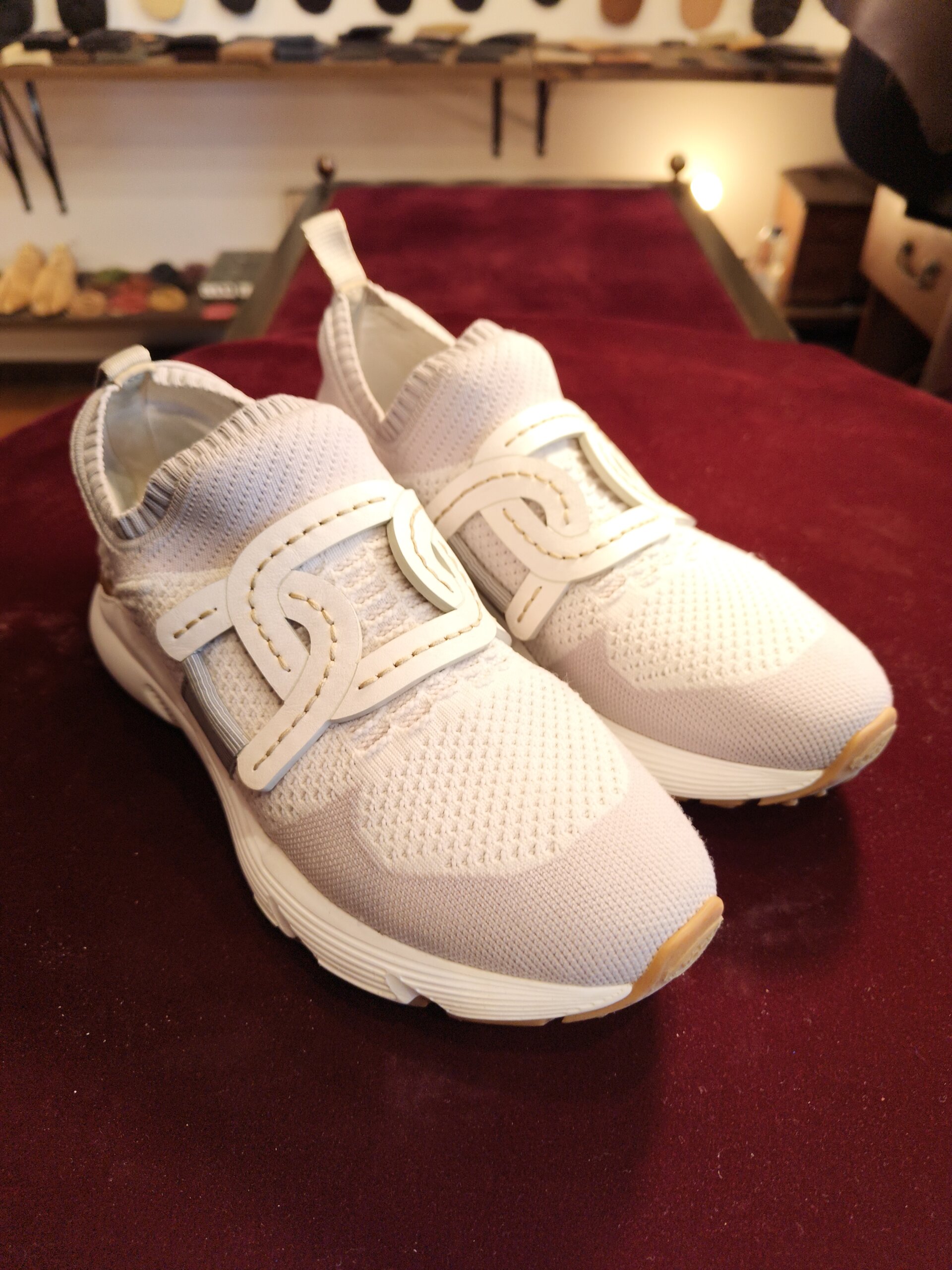 TOD’Sの白いニットスニーカー クリーニング後 左右の全体が分かる斜めからの仕上がり