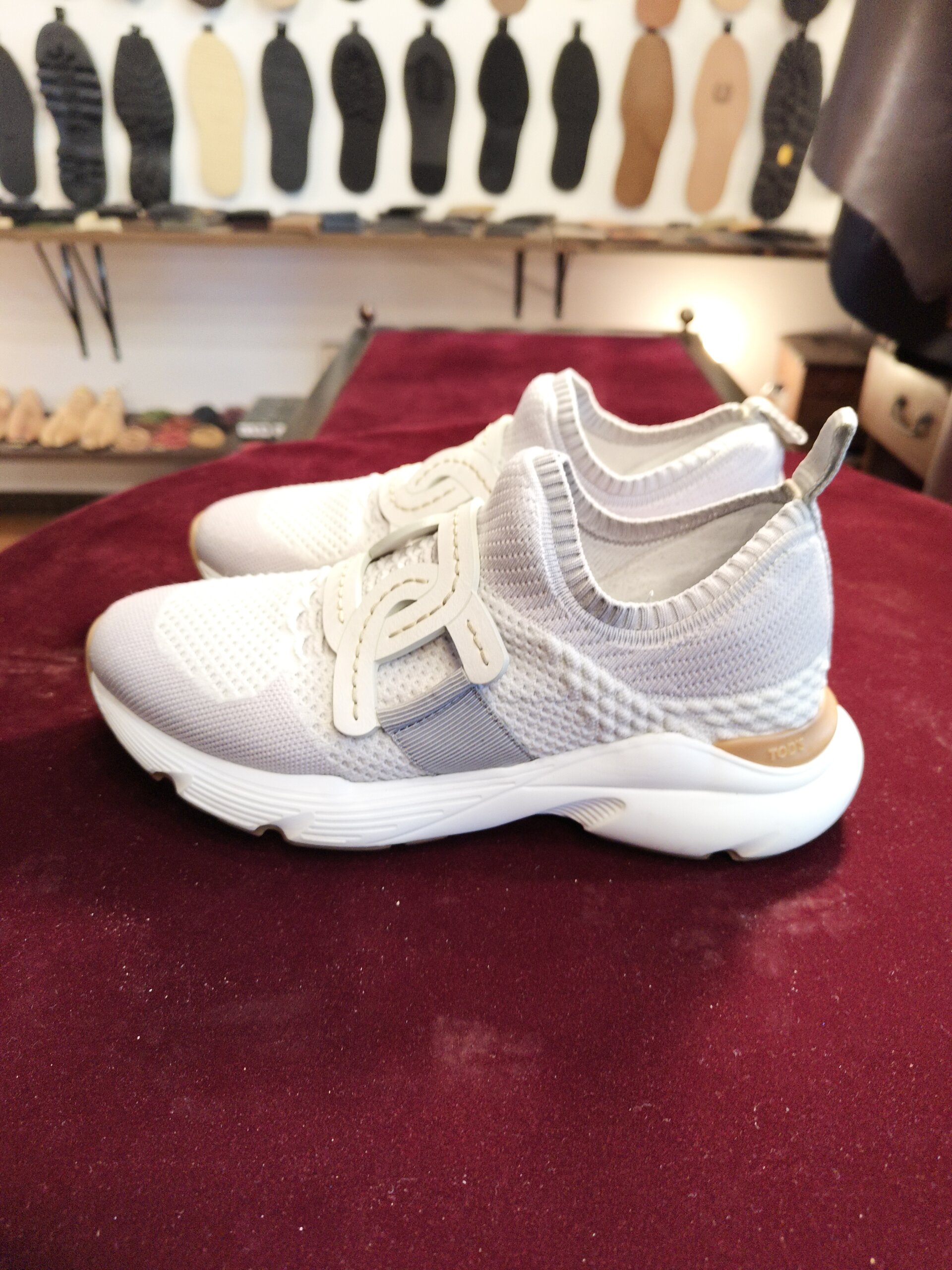 TOD’Sの白いニットスニーカー クリーニング後 側面斜めから見た全体の仕上がり
