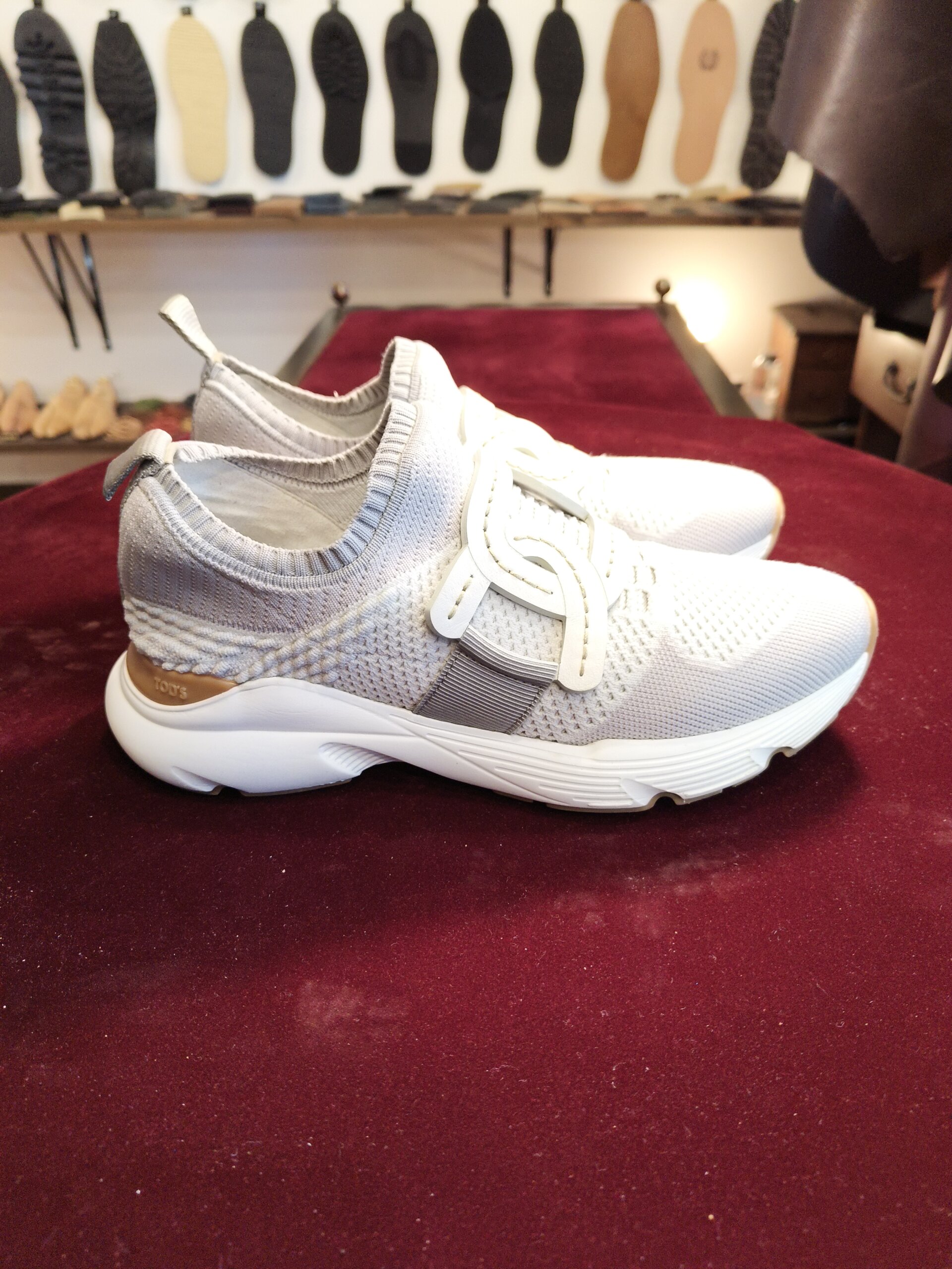 TOD’Sの白いニットスニーカー クリーニング後 側面から見た仕上がり