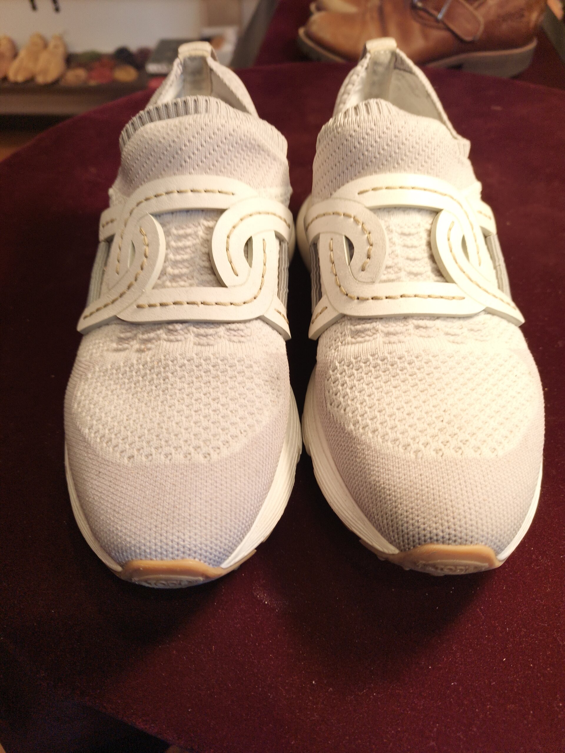 TOD’Sの白いニットスニーカー クリーニング前 正面から見た全体の状態