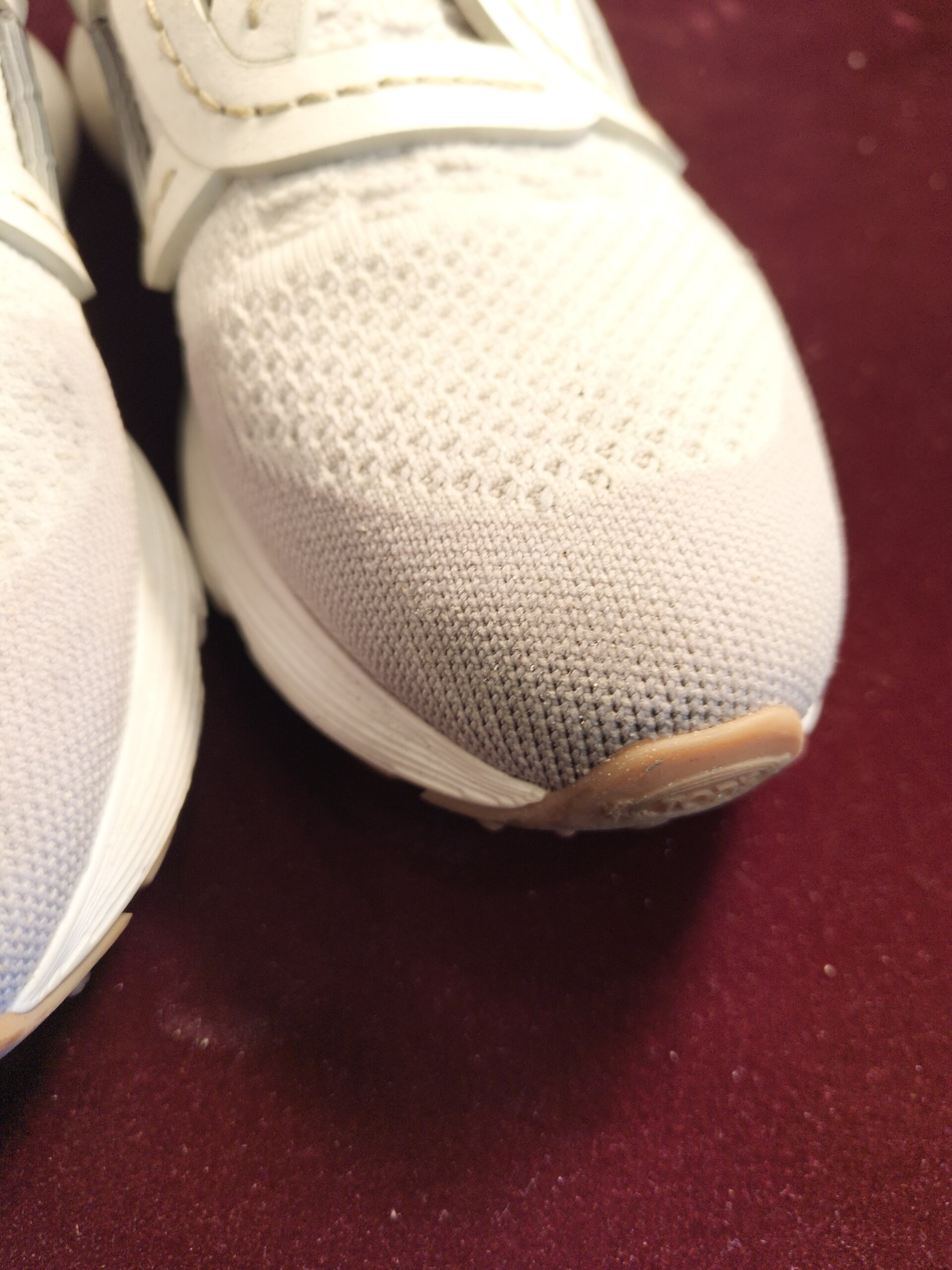 TOD’Sの白いニットスニーカー クリーニング前 つま先部分の黒ずみ汚れ