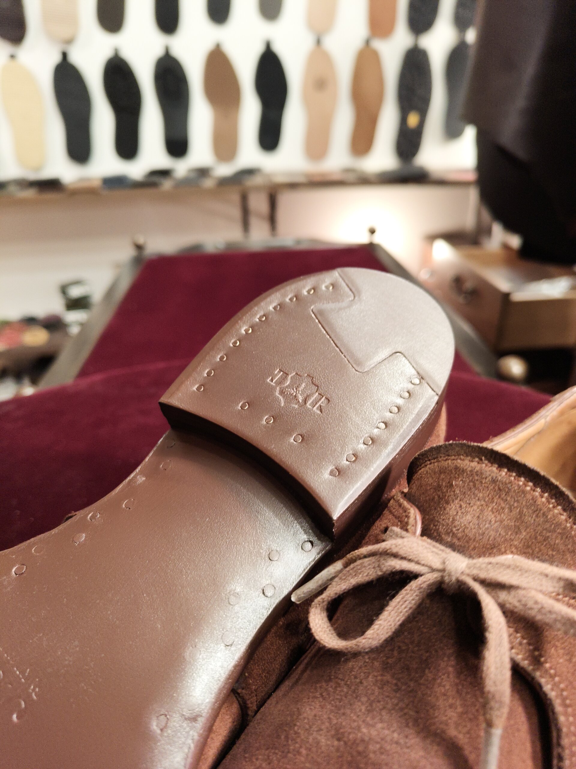 トレーディングポスト 靴修理 郵送｜オールソール修理後のヒール周り（トップリフトと仕上がり アフター）