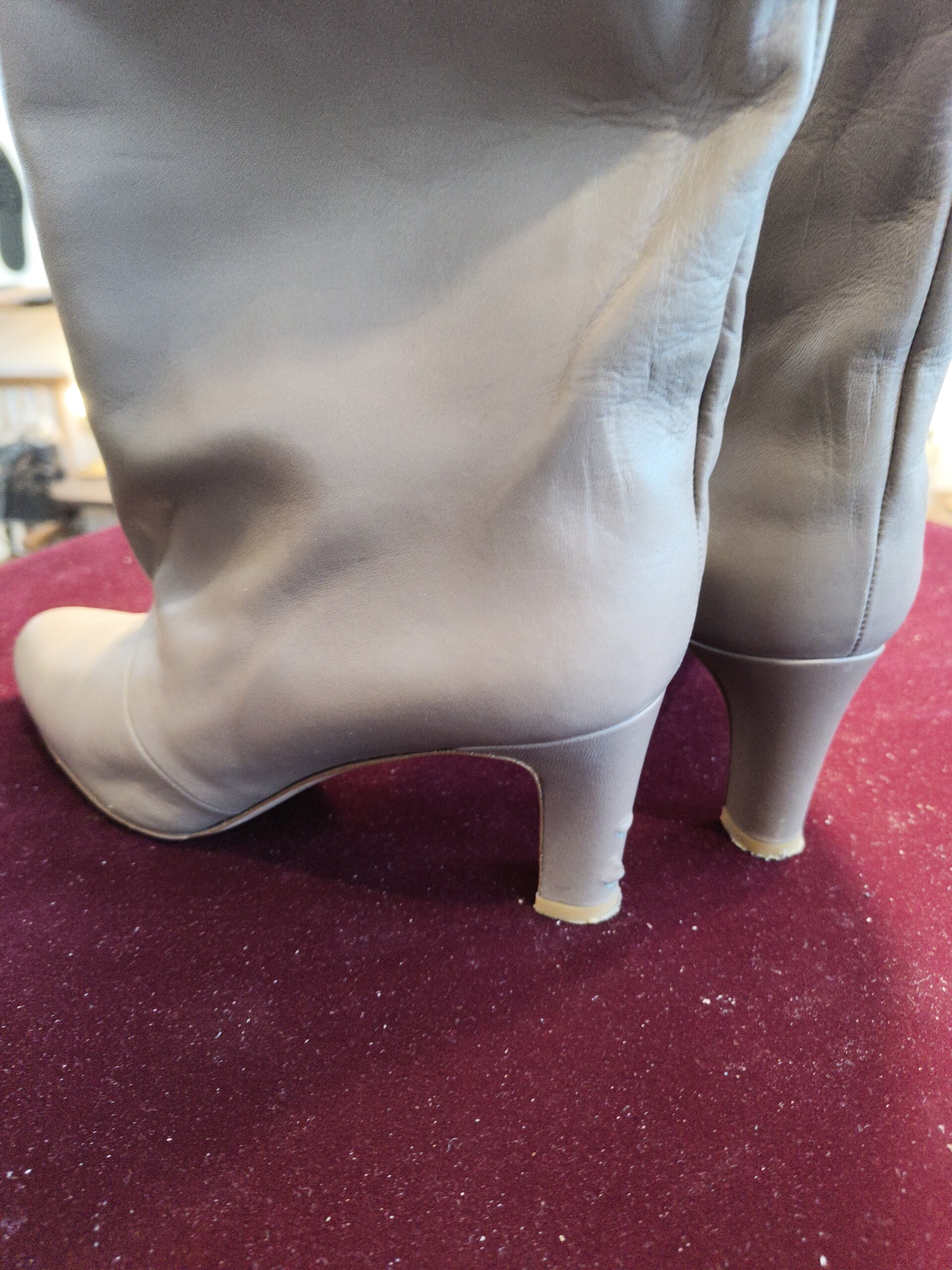 靴修理 横浜｜ヒール巻き革の傷み（巻き革破れ）修理前の状態（ビフォー）