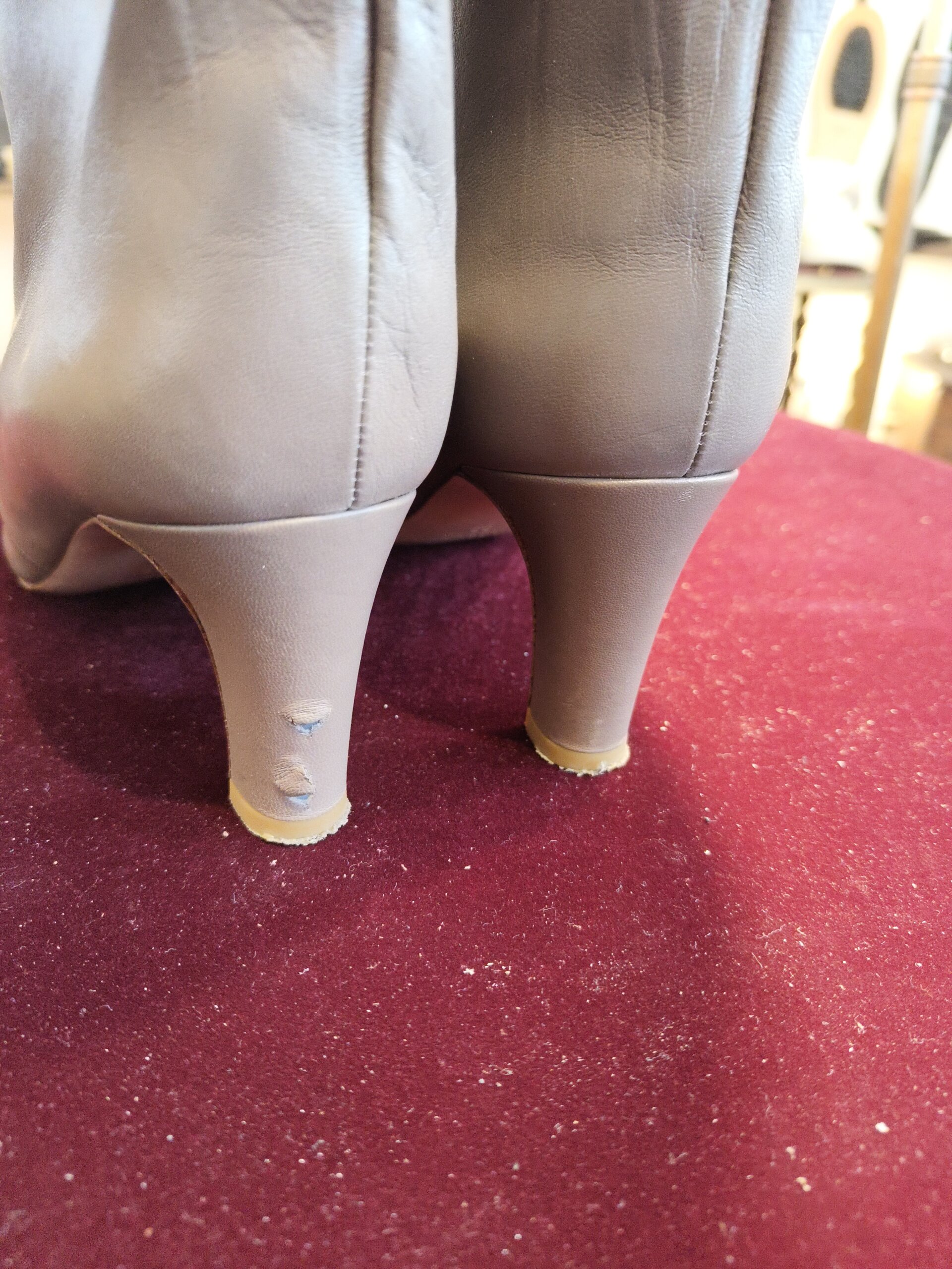 靴修理 郵送｜ヒール巻き革の剥がれ・破れ 修理前（ビフォー・後ろ姿）