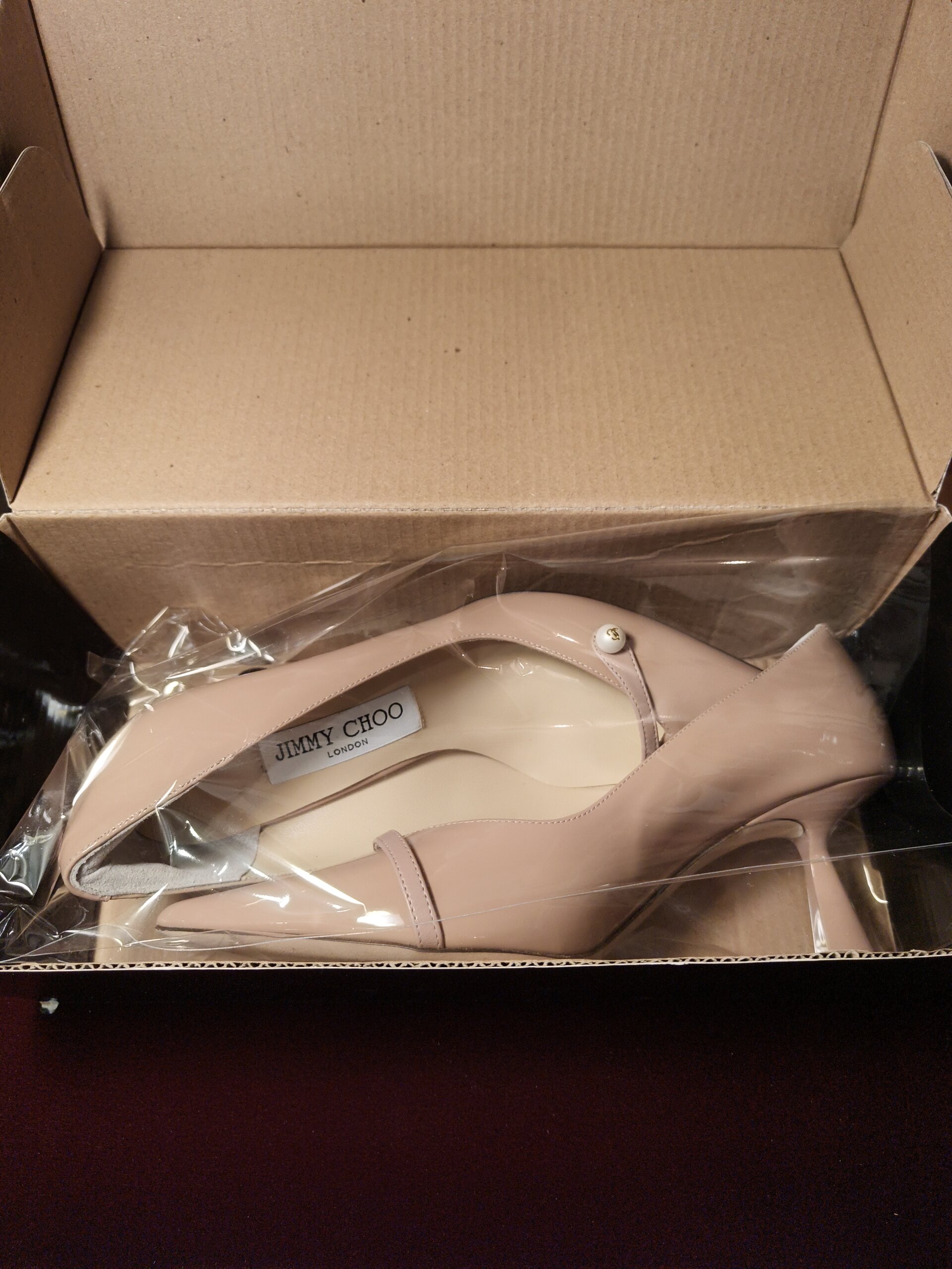 郵送靴修理でお預かりしたJIMMY CHOOのパンプス 梱包状態が分かる写真
