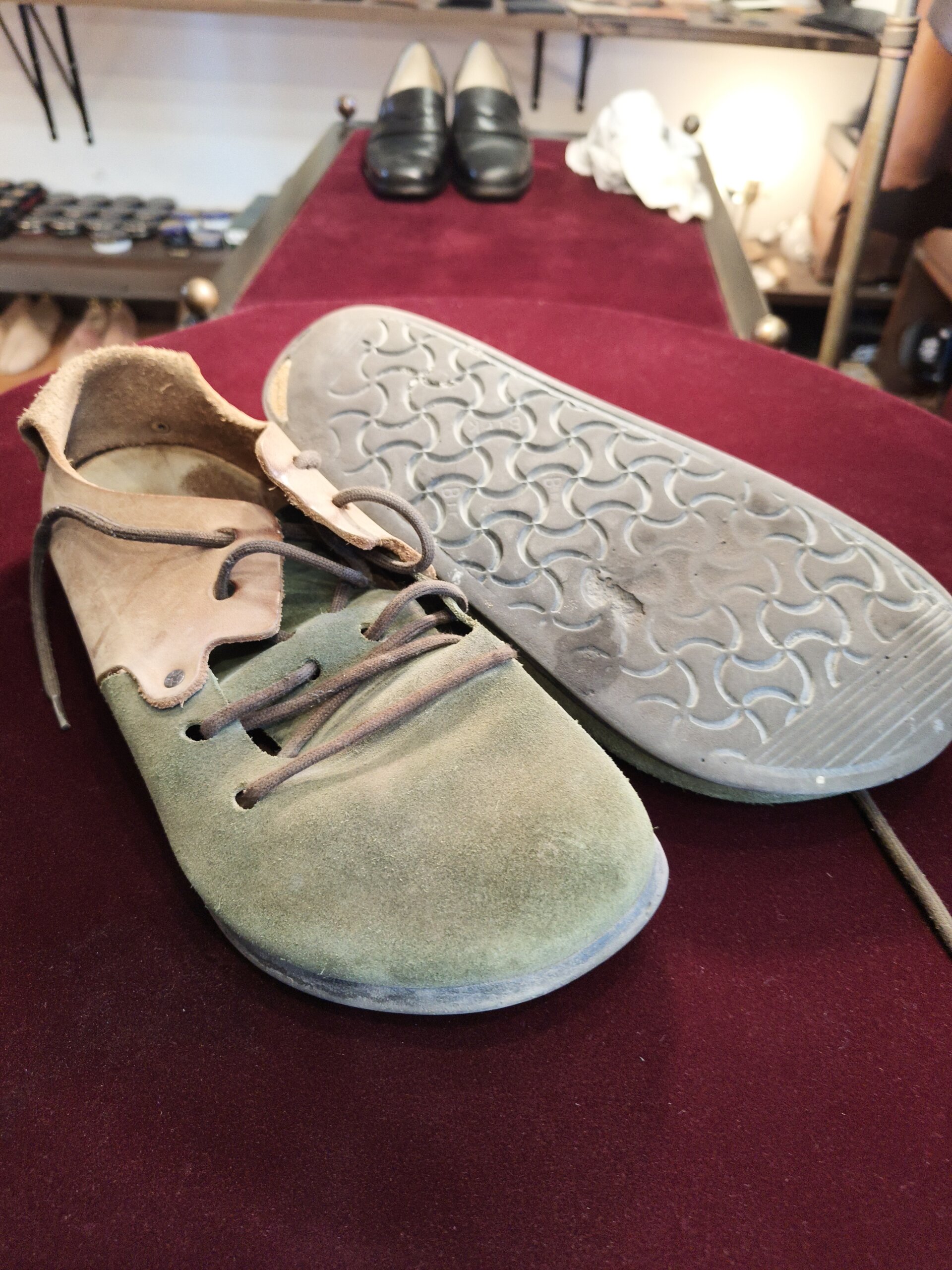BIRKENSTOCK ビルケンシュトックの靴 オールソール交換前。ソールの摩耗を確認した横浜の靴修理事例