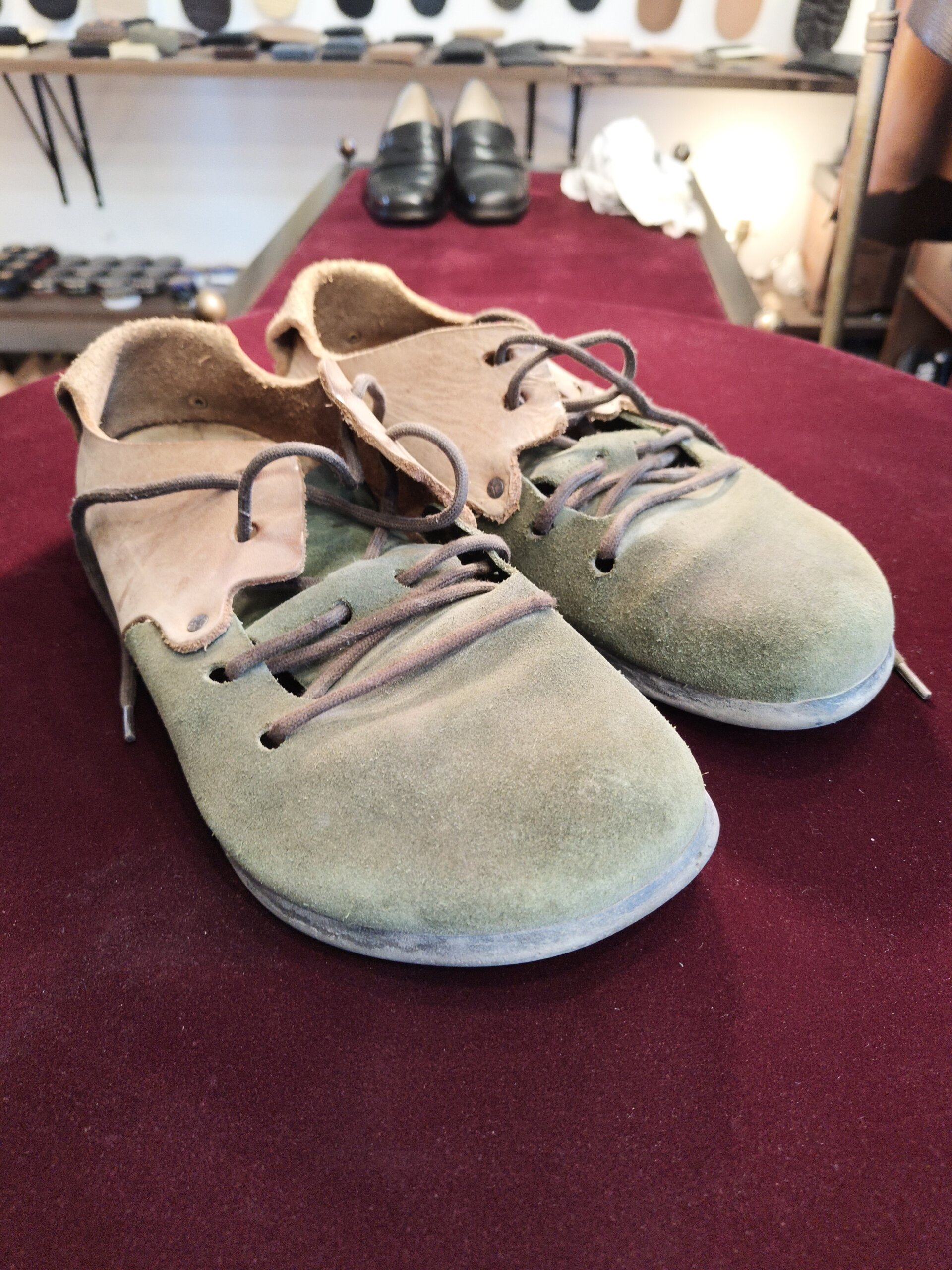 BIRKENSTOCK ビルケンシュトックの靴 オールソール交換前の正面。横浜の靴修理店による修理前の状態