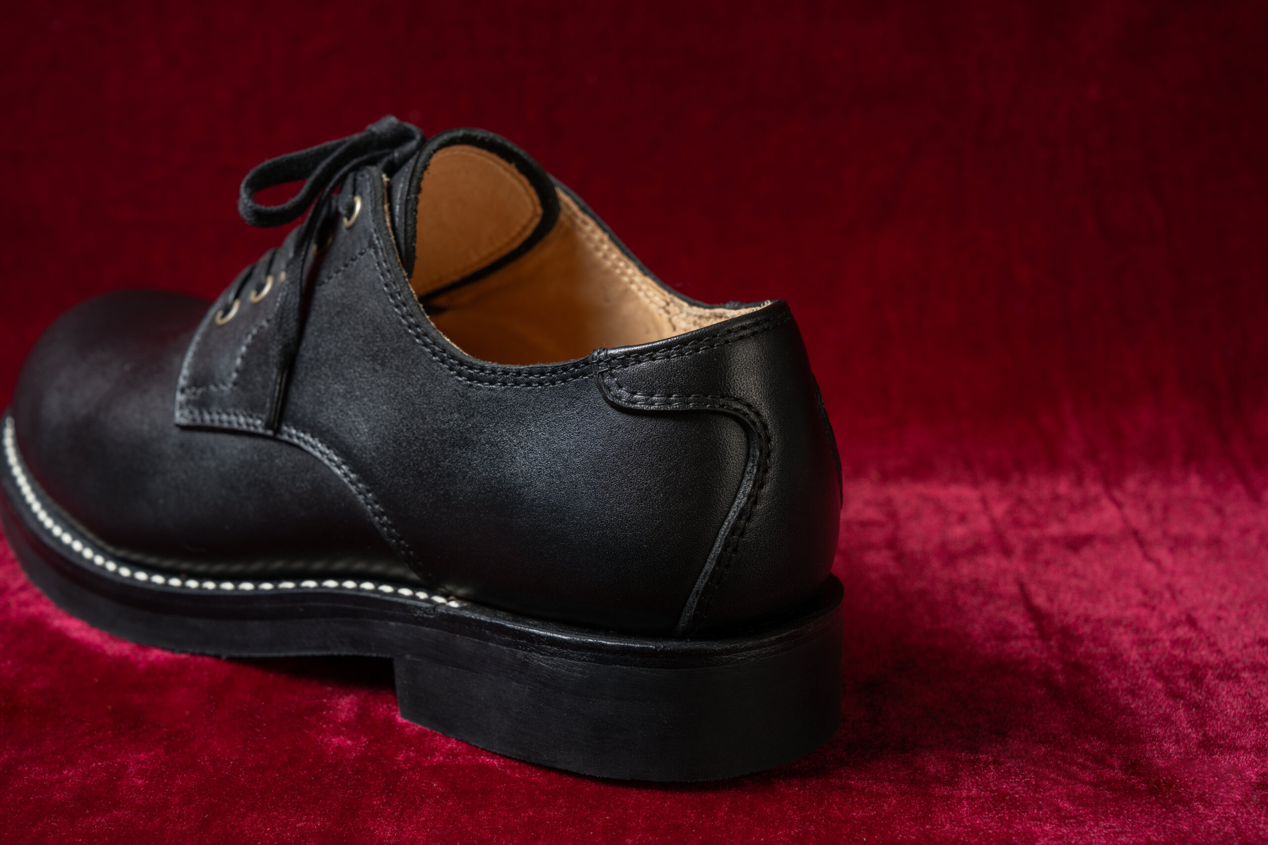 BOOTS SHOP YOKOHAMAの1st model JOJOL かかと側から見た黒革プレーントゥシューズ