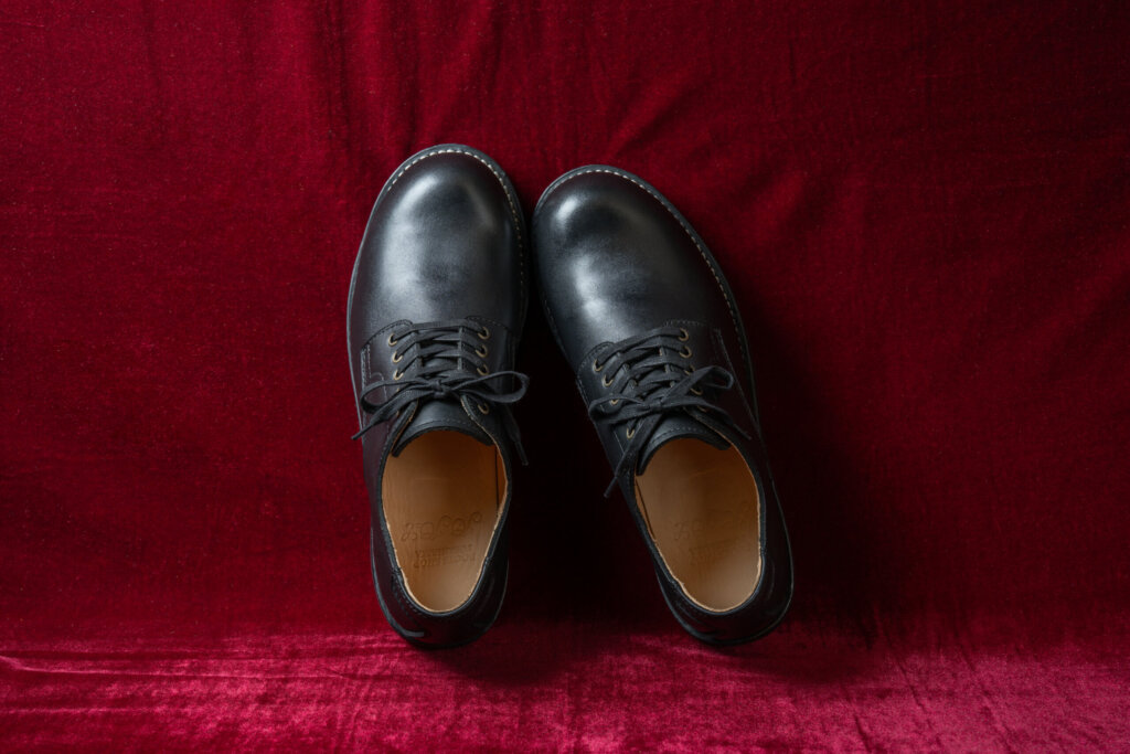 BOOTS SHOP YOKOHAMAの1st model JOJOL 正面から見た黒革プレーントゥシューズ