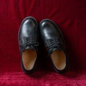 BOOTS SHOP YOKOHAMAの1st model JOJOL 正面から見た黒革プレーントゥシューズ