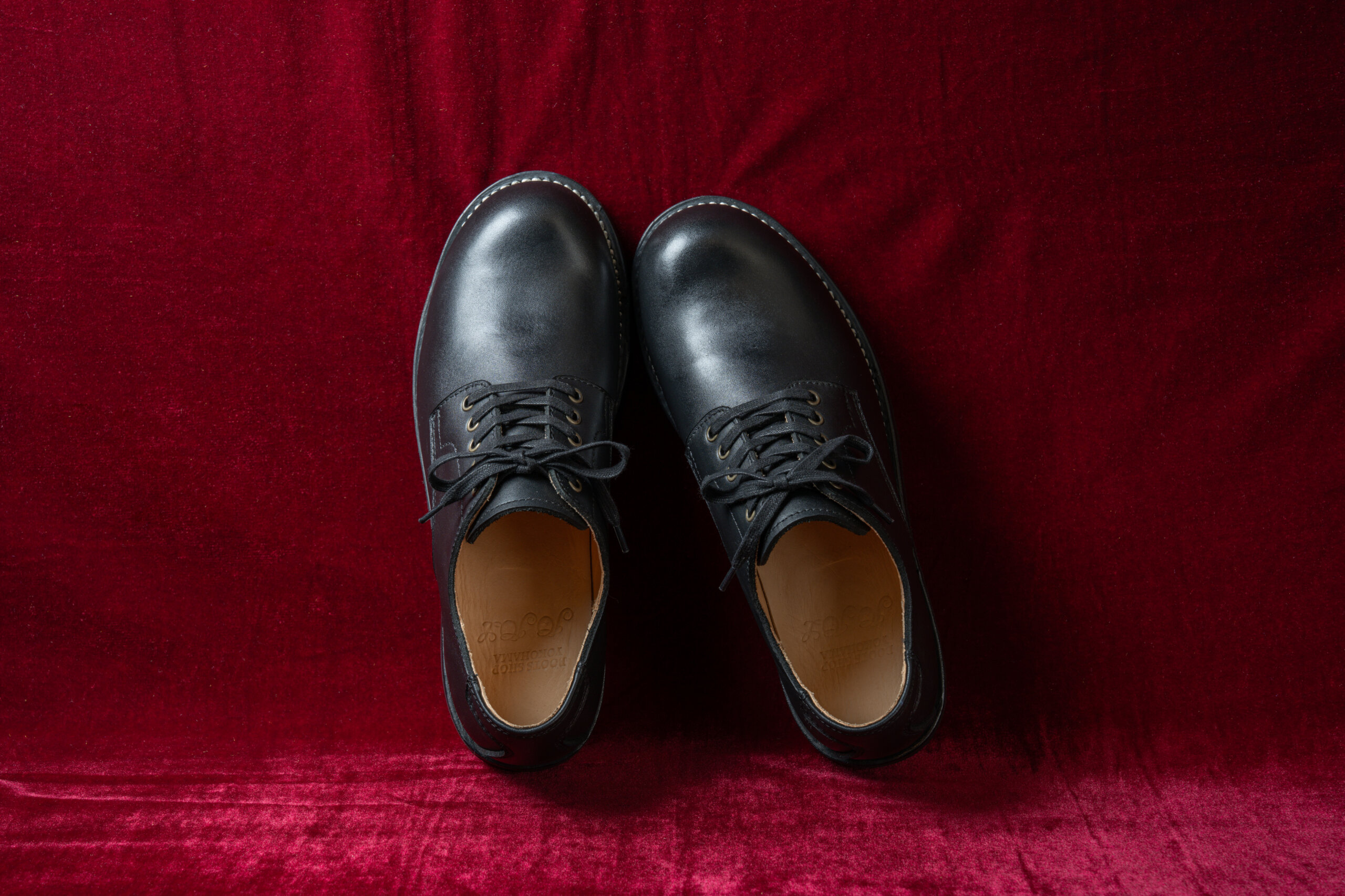 BOOTS SHOP YOKOHAMAの1st model JOJOL 正面から見た黒革プレーントゥシューズ