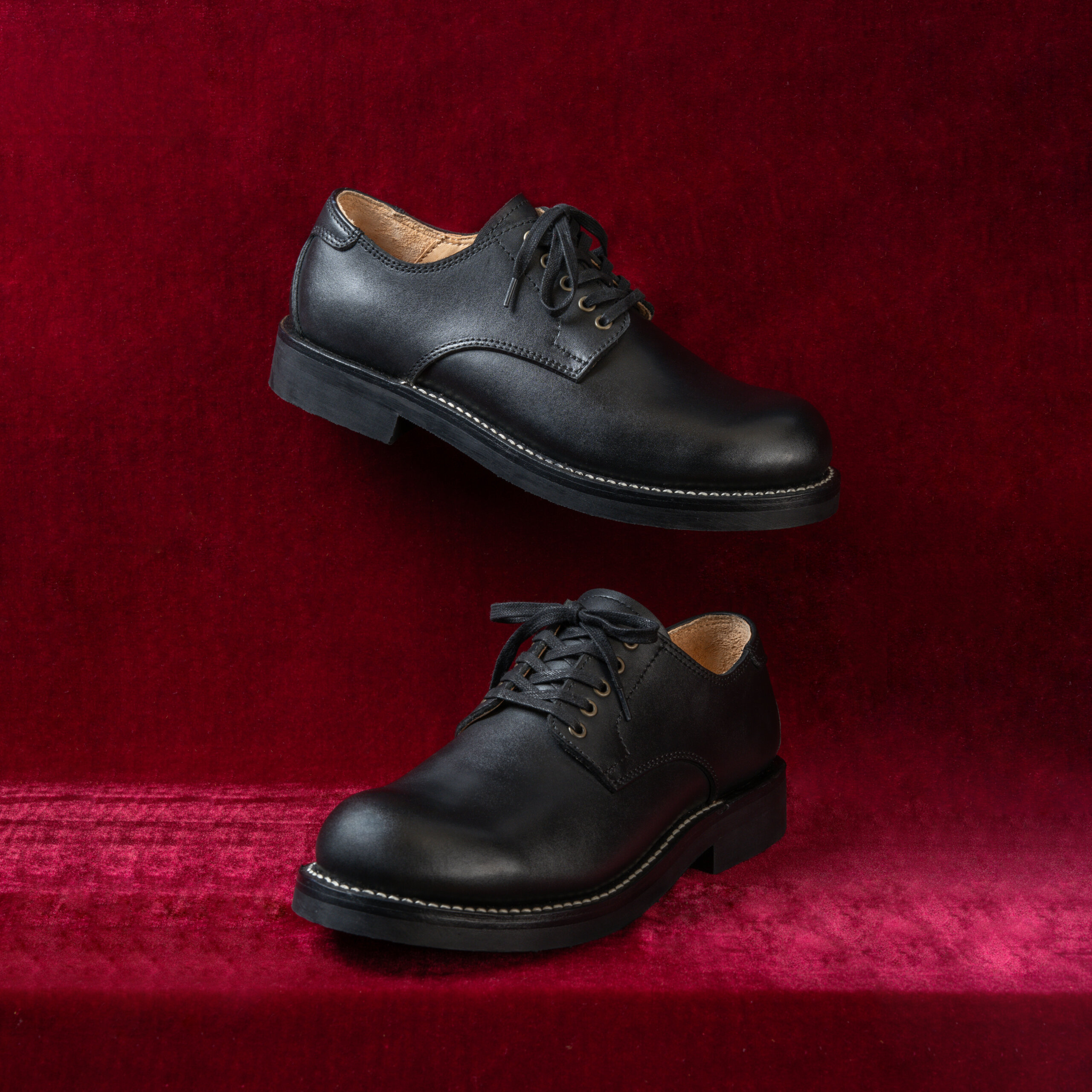 BOOTS SHOP YOKOHAMAの1st model JOJOL 横から見た黒革プレーントゥシューズ