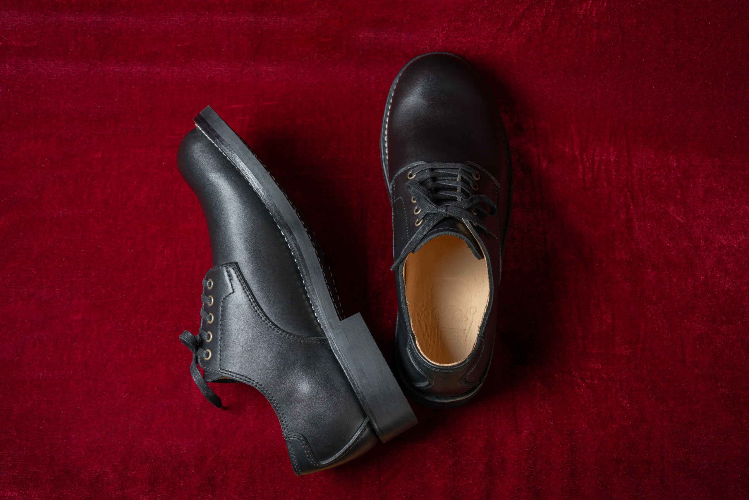 BOOTS SHOP YOKOHAMAの1st model JOJOL 上から見た黒革プレーントゥシューズの全体写真