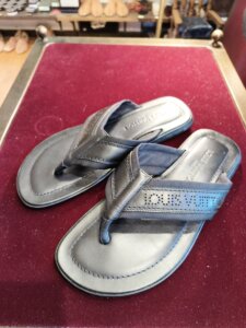 Louis Vuitton ルイヴィトンのサンダル 剥がれ再接着修理後。ストラップ部分を整えた横浜の靴修理事例