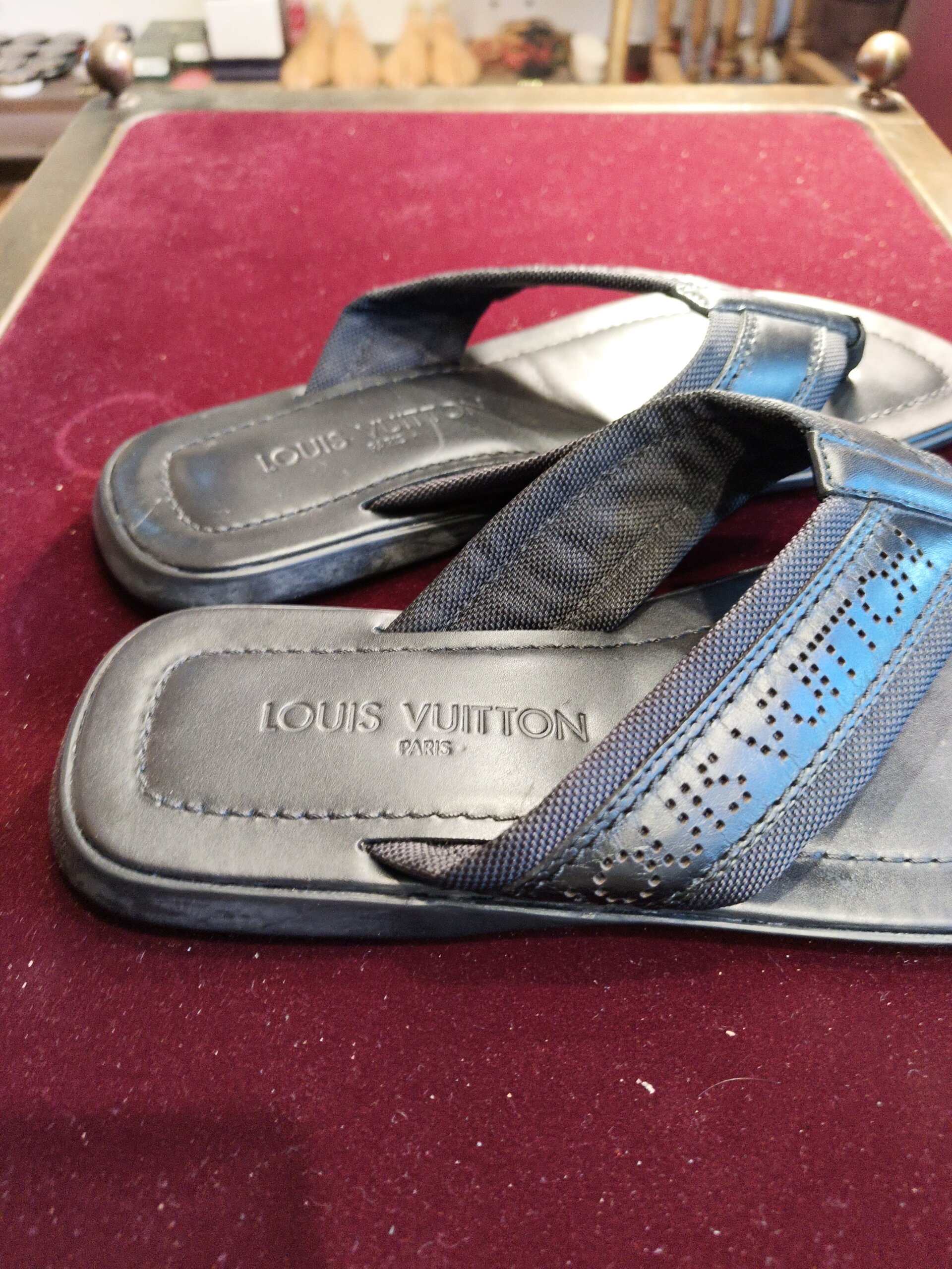 Louis Vuitton ルイヴィトンのサンダル再接着修理後。ロゴ部分とストラップ周辺を仕上げた横浜の靴修理事例