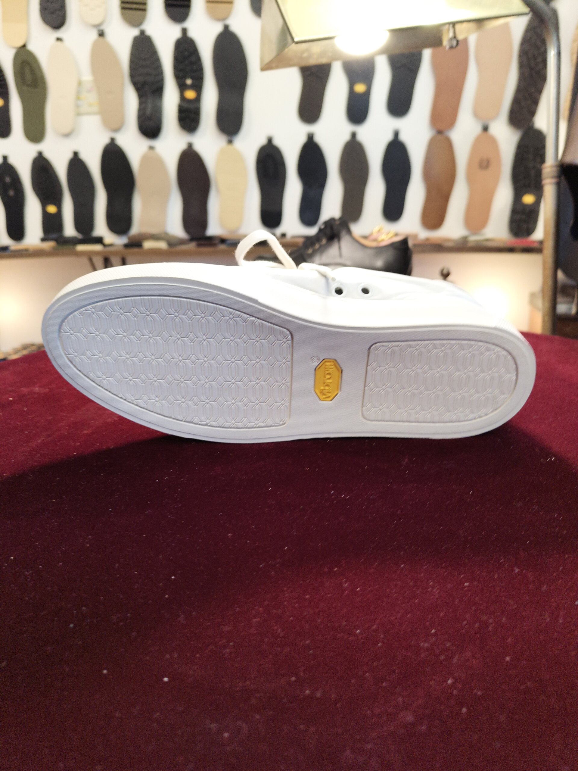 A.P.C.(アーペーセー)の白スニーカー、Vibramソールへ交換した靴底の仕上がり