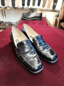 BALLY（バリー）の靴磨きメンテナンスとオイルアップ後、革の質感と艶を整えたローファーの仕上がり