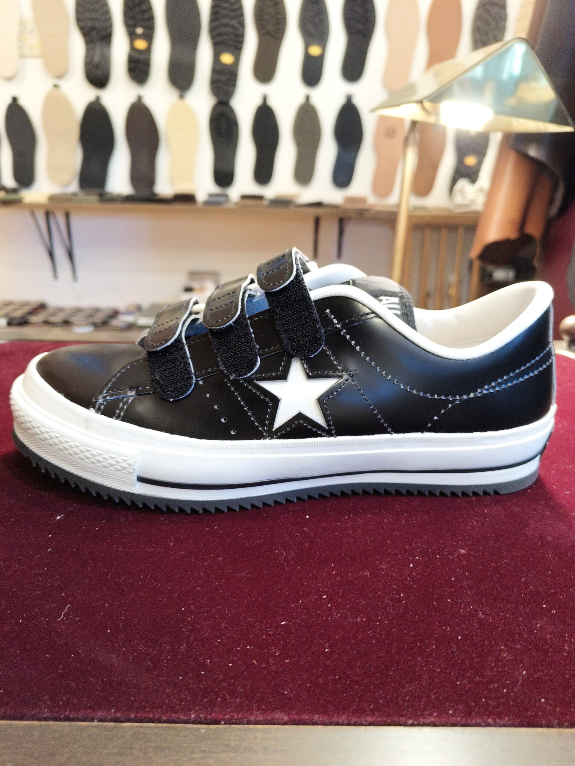 CONVERSE コンバース 新品スニーカーのソール補強後の側面。自然な見た目で仕上げた靴修理事例