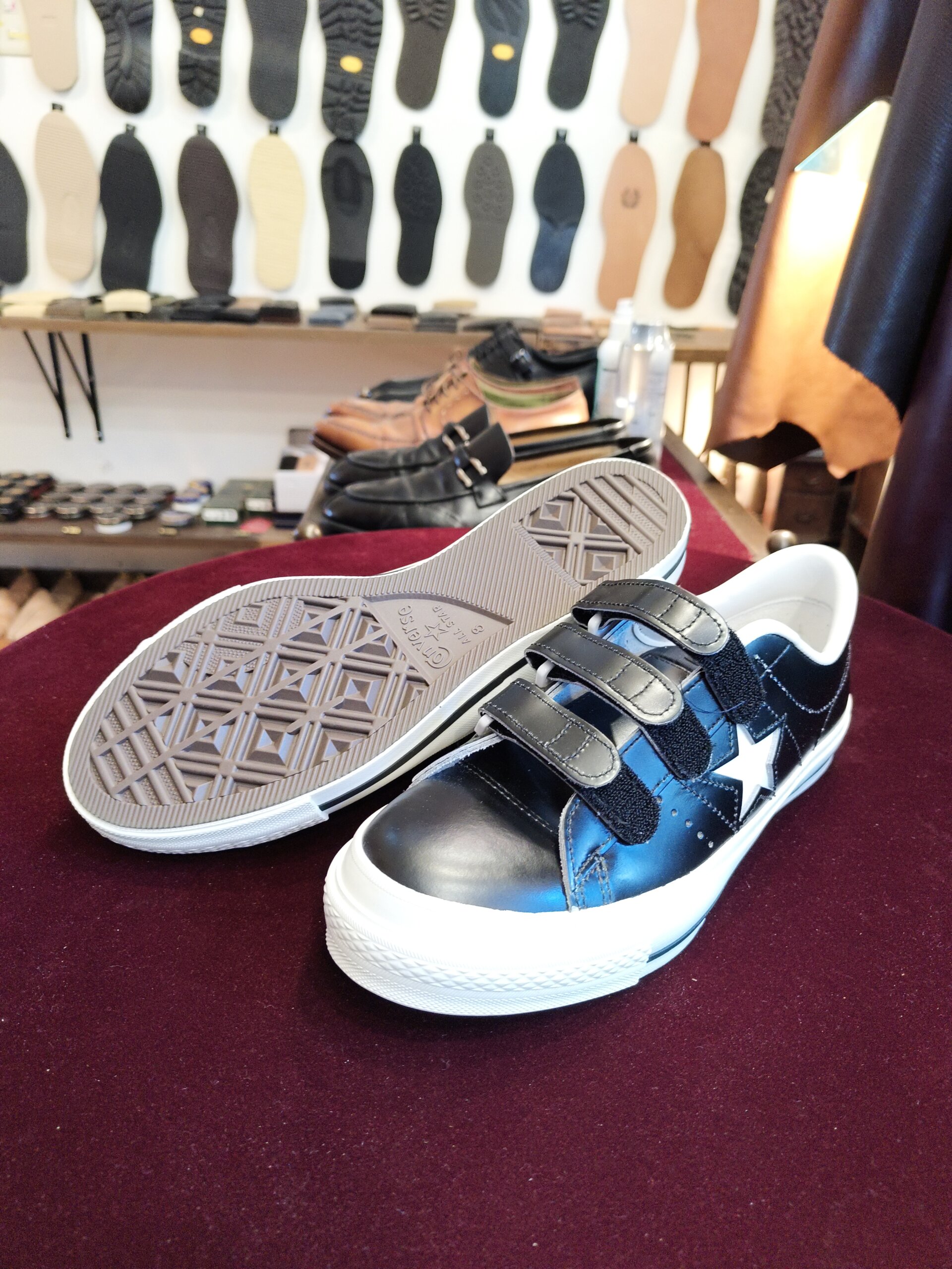 CONVERSE コンバース 新品スニーカーのソール補強前。新品時から靴底を保護するための修理事例