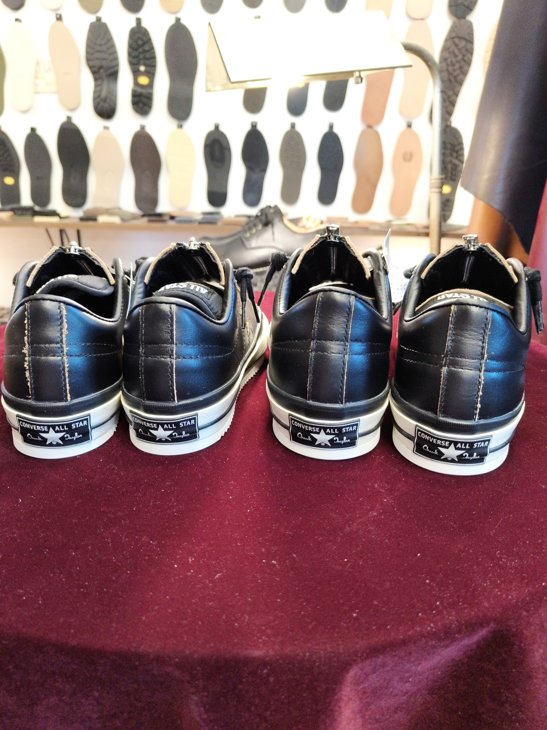 CONVERSE(コンバース)の新品スニーカーにソール補強を行った後のかかと側から見た状態