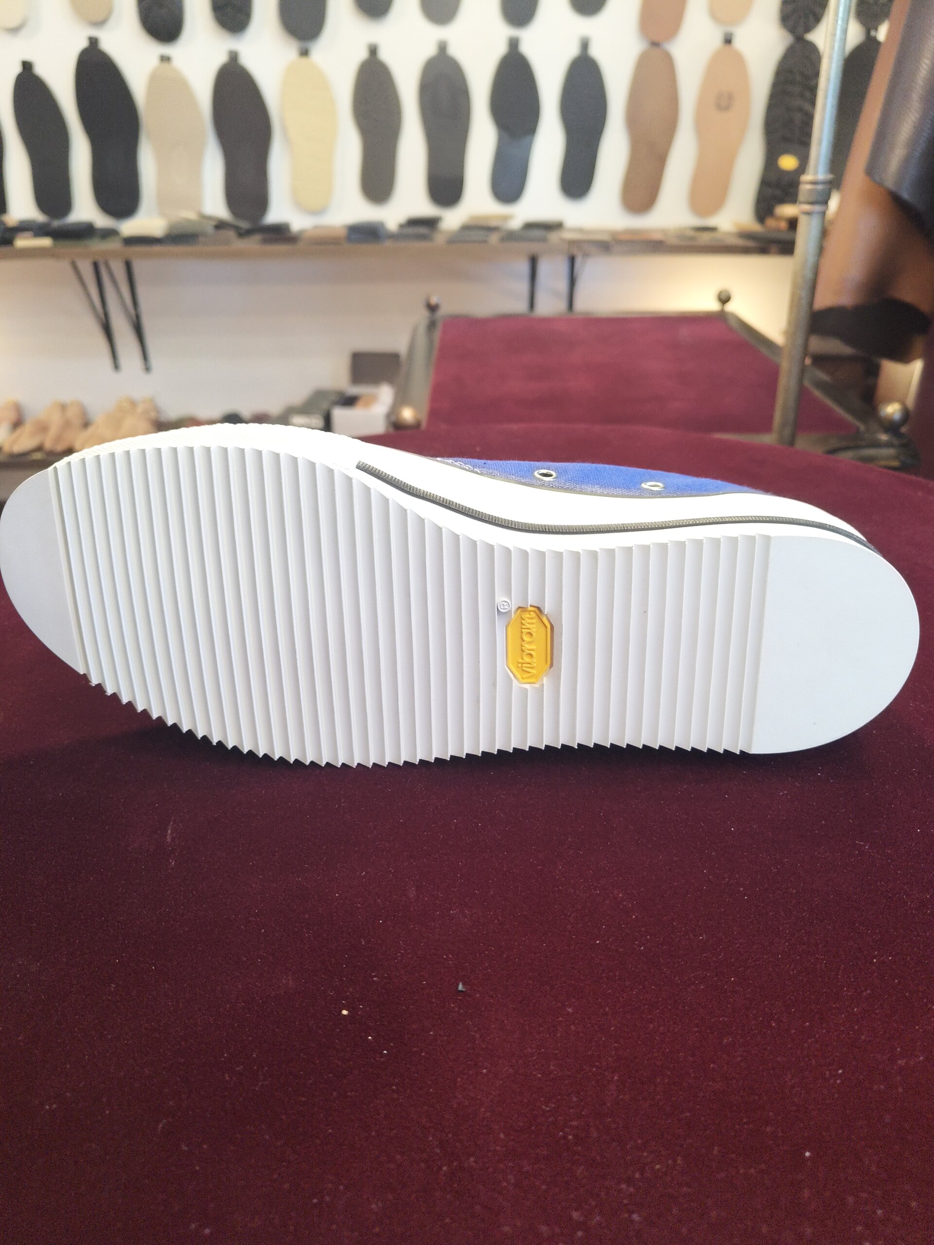 CONVERSE（コンバース）の新品スニーカーにVIBRAMソールシートを施工した後のソール全体