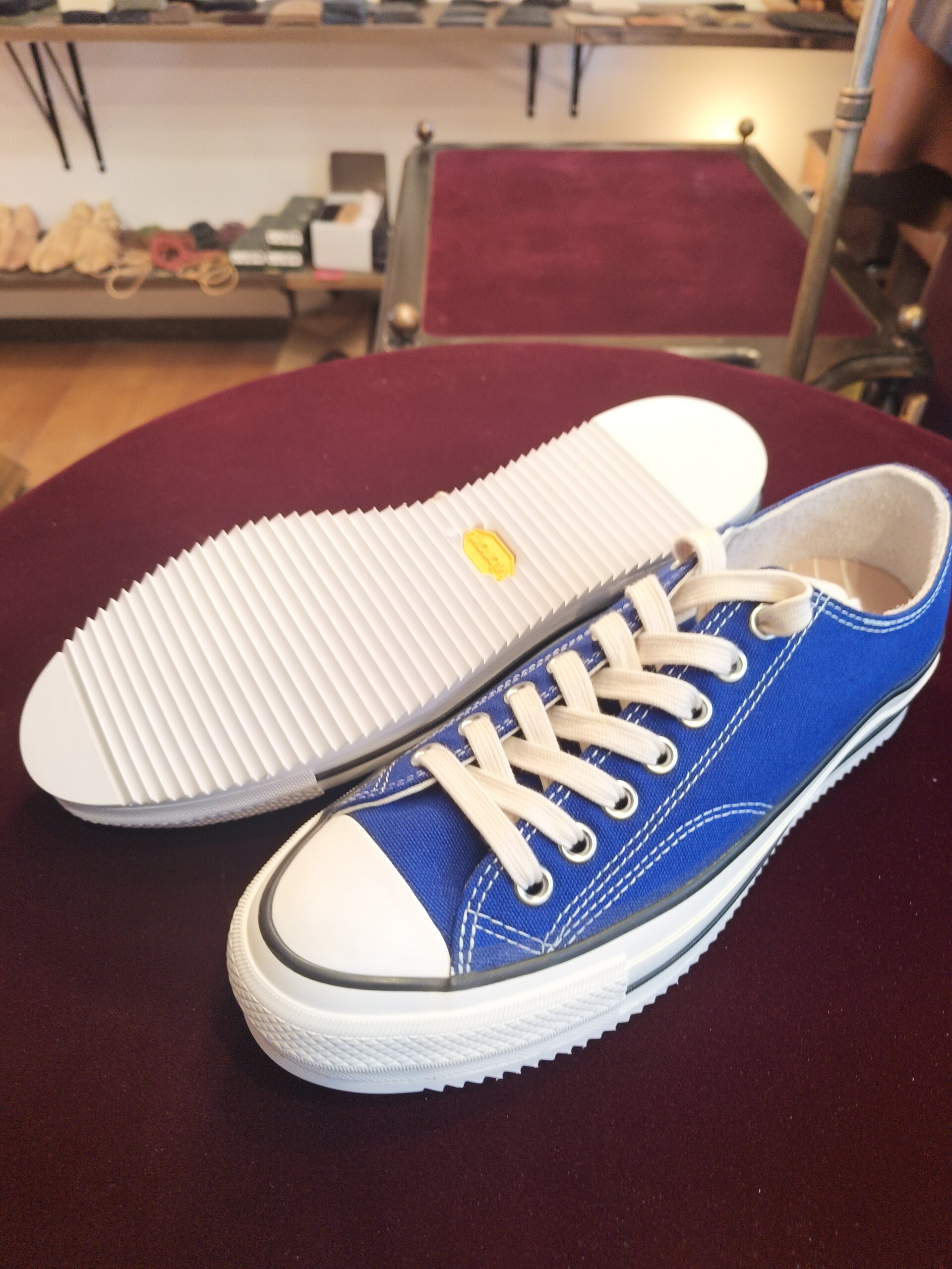 CONVERSE（コンバース）の新品スニーカーにVIBRAMソールシートを貼り、耐久性を高めた仕上がり