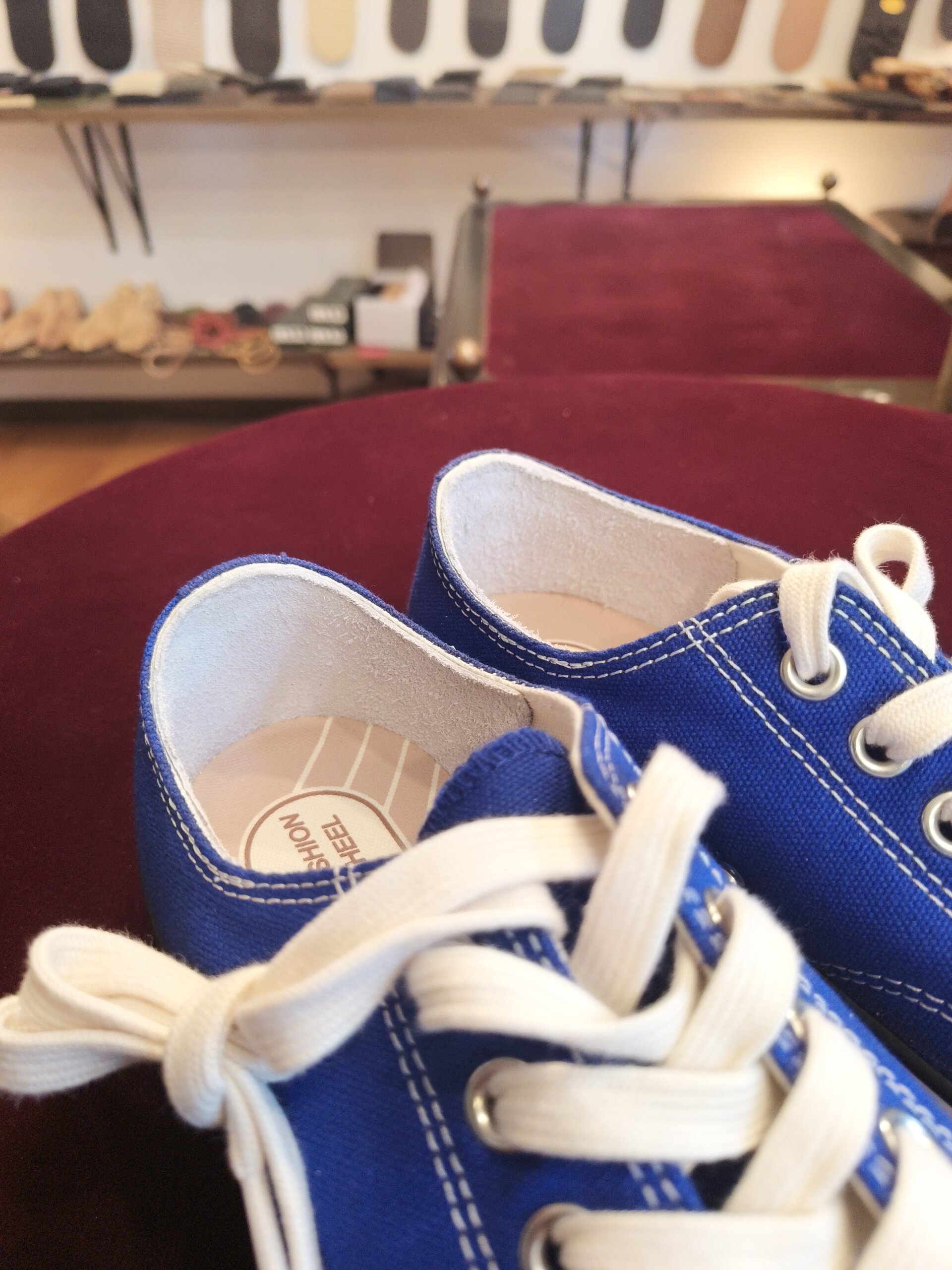 CONVERSE（コンバース）の新品スニーカーにVIBRAMソールシートを貼り、耐久性を高めた仕上がり
