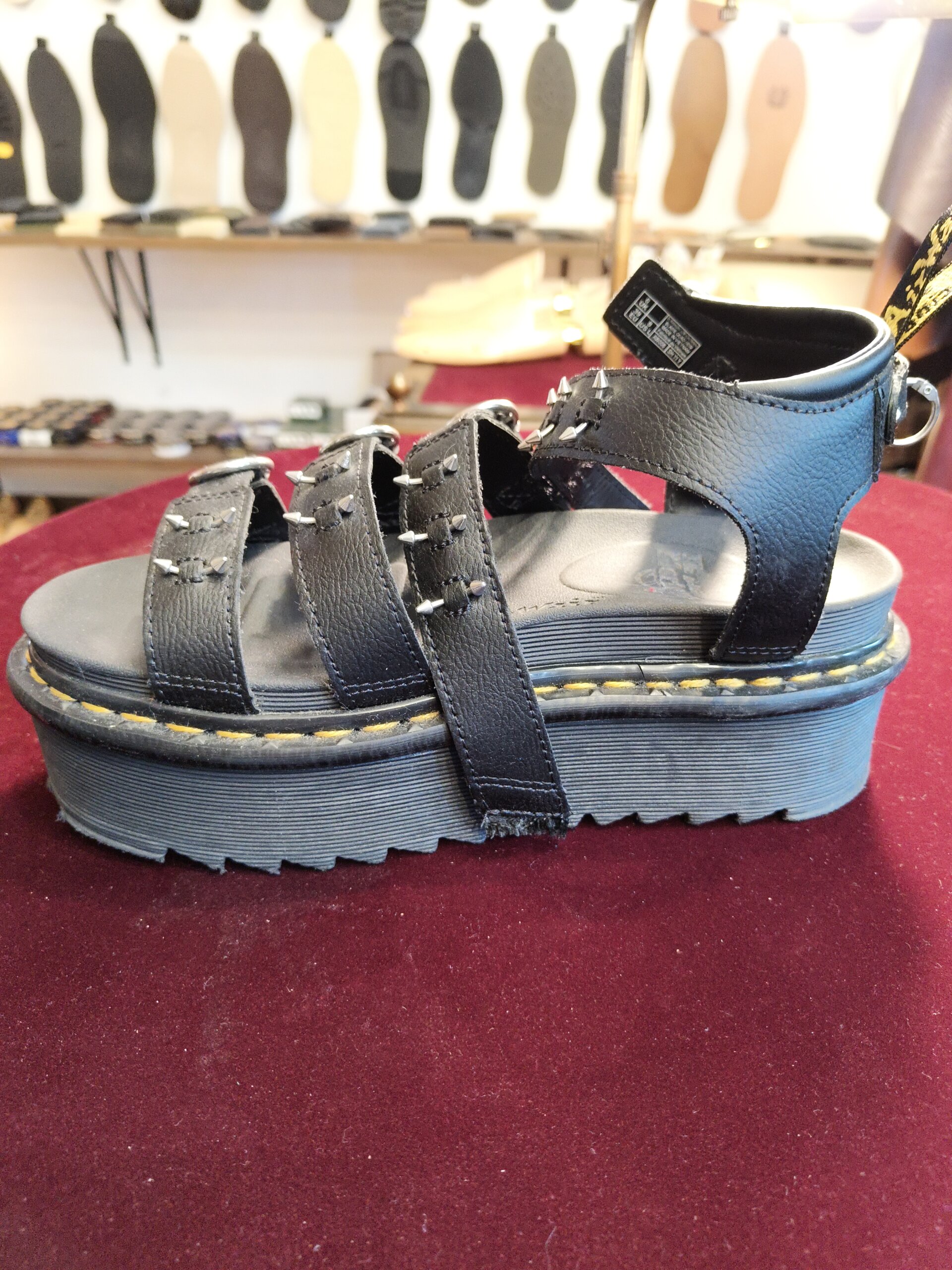 Dr.Martens ドクターマーチン サンダルのベルト千切れ修理前。破損したベルト部分を補修する前の状態