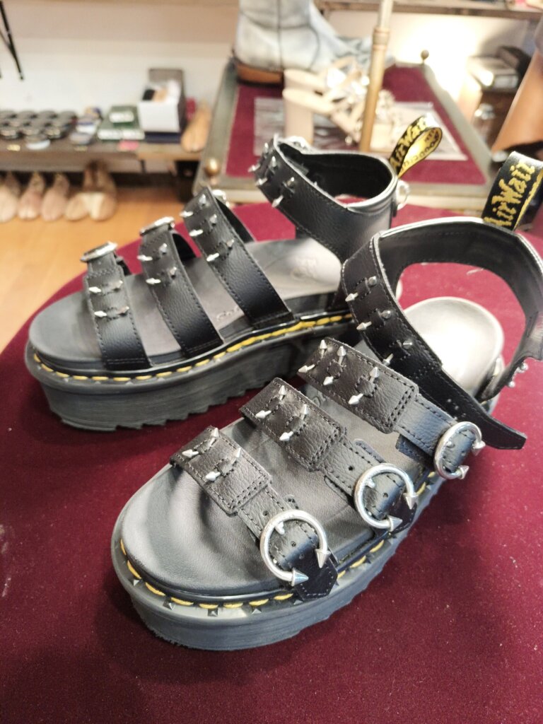 Dr.Martens ドクターマーチン サンダルの千切れ修理後。ベルト部分を補修して自然に仕上げた横浜の靴修理事例