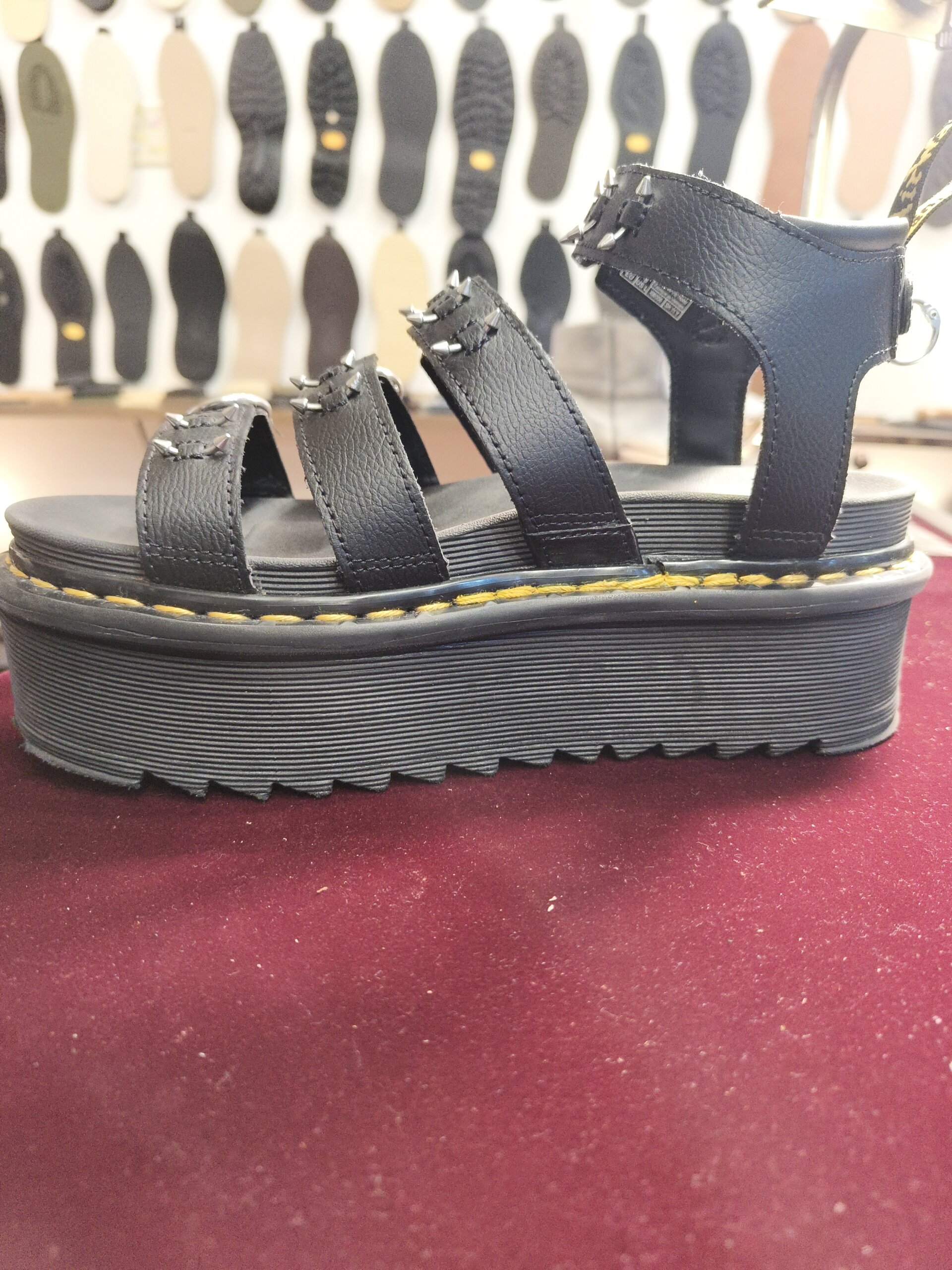 Dr.Martens ドクターマーチンのサンダル修理後。千切れたストラップを補修して仕上げた修理事例