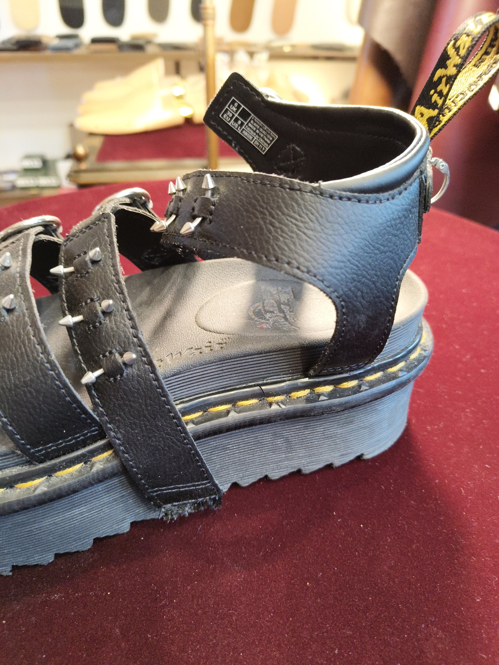 Dr.Martens ドクターマーチンのサンダル千切れ修理前。ストラップ部分の破損を確認した横浜の靴修理事例