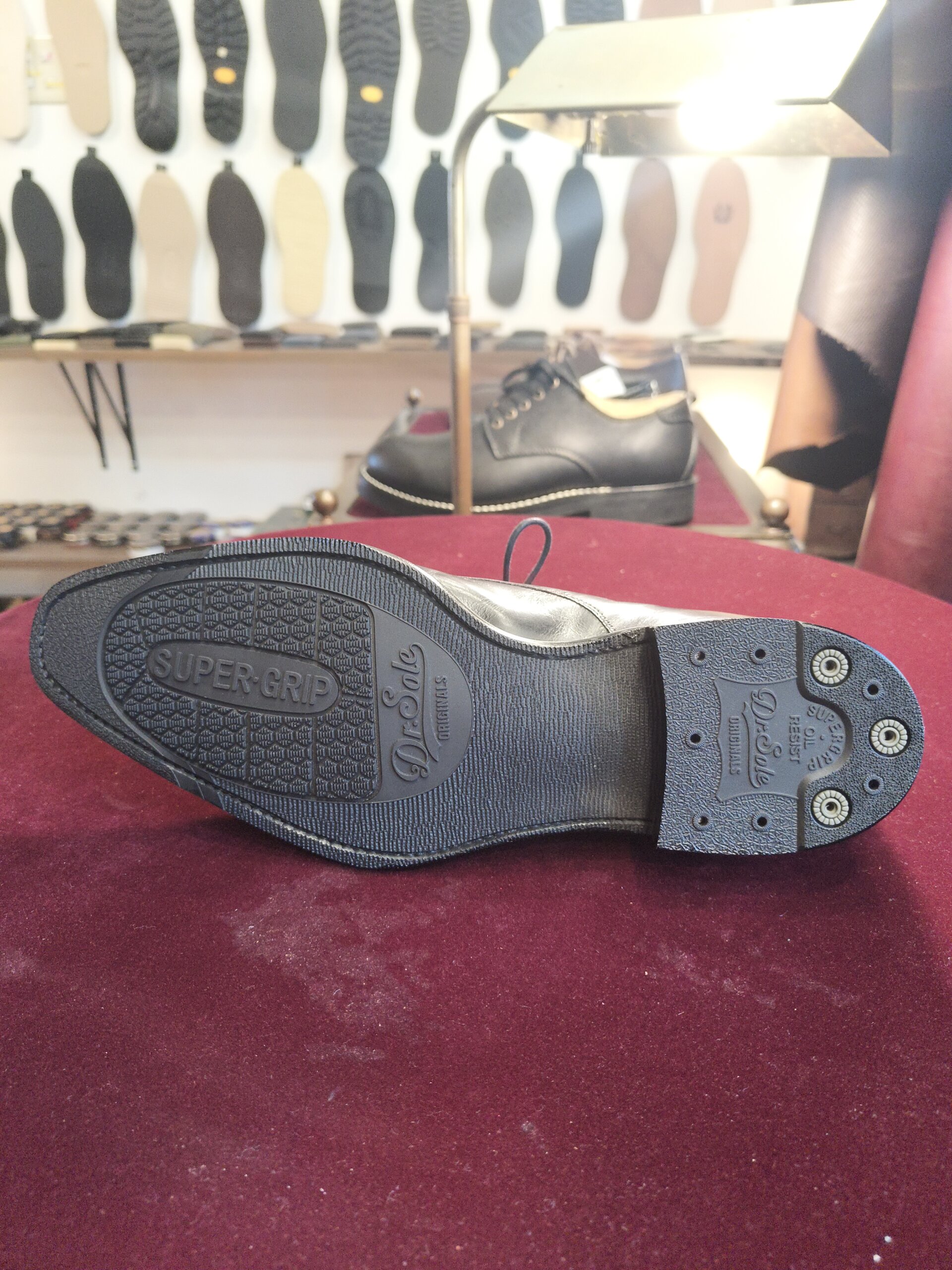 JOSEPH CHEANEY（ジョセフ チーニー）のオールソール修理後、ラバーソールとトップリフトを交換した靴底の仕上がり
