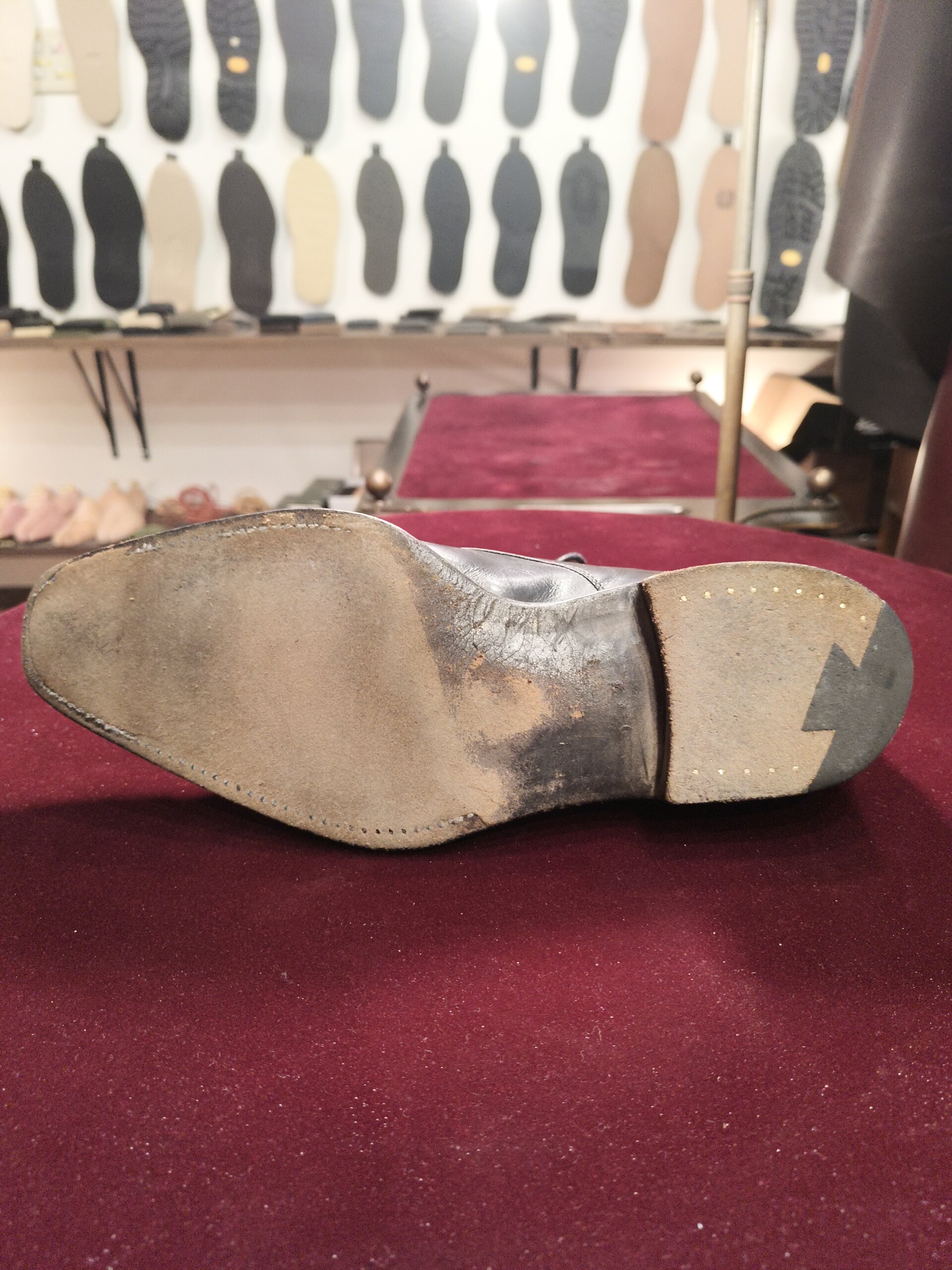 JOSEPH CHEANEY（ジョセフ チーニー）のオールソール修理前、レザーからラバーへ交換する革靴全体の状態
